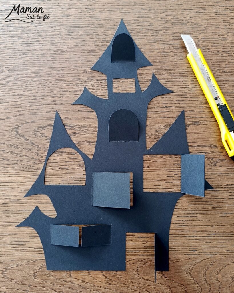 Fabriquer un manoir hanté Surprise avec ses fenêtres qui s'ouvrent et qui se ferment : activité créative et manuelle enfants - Découpage, collage - Personnages d'Halloween mignons - Citrouilles, bonbons, chauve-souris, hibou... Jeu DIY - Bricolage et décoration DIY et facile - Bricolage Fait maison, décoration - Thème Halloween, peur, nuit - Bricolage sympa et facile - Arts visuels Maternelle et cycle 2 - Maternelle et élémentaire - Créativité - Cycle 1 ou 2 - tutoriel photos et vidéo - mslf