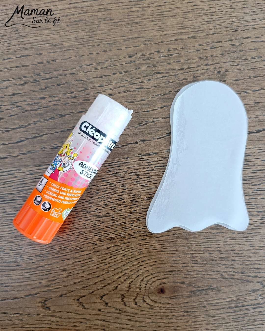 Imaginer des petits fantômes gentils à la fenêtre : activité créative et manuelle enfants - Fond de nuit avec la technique de l'encre et du gros sel - Couleurs bleu et violet - Encadrement de la fenêtre en noir pour le contraste - Fantômes en papier calque pour le côté vaporeux et transparent - Découpage, collage, dessin - Bricolage et décoration DIY et facile - Bricolage Fait maison, décoration - Thème Halloween, nuit, peur, fantômes - Bricolage sympa et facile - Arts visuels Maternelle et cycle 2 - Maternelle et élémentaire - Créativité - Cycle 1 ou 2 - tutoriel photos - mslf