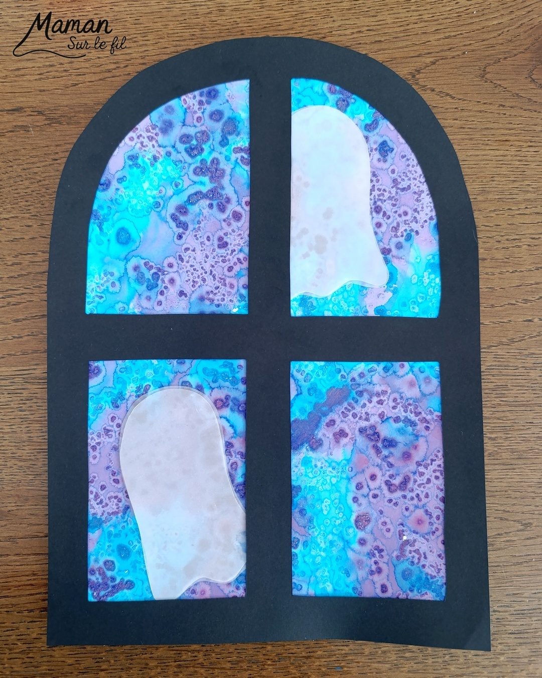 Imaginer des petits fantômes gentils à la fenêtre : activité créative et manuelle enfants - Fond de nuit avec la technique de l'encre et du gros sel - Couleurs bleu et violet - Encadrement de la fenêtre en noir pour le contraste - Fantômes en papier calque pour le côté vaporeux et transparent - Découpage, collage, dessin - Bricolage et décoration DIY et facile - Bricolage Fait maison, décoration - Thème Halloween, nuit, peur, fantômes - Bricolage sympa et facile - Arts visuels Maternelle et cycle 2 - Maternelle et élémentaire - Créativité - Cycle 1 ou 2 - tutoriel photos - mslf