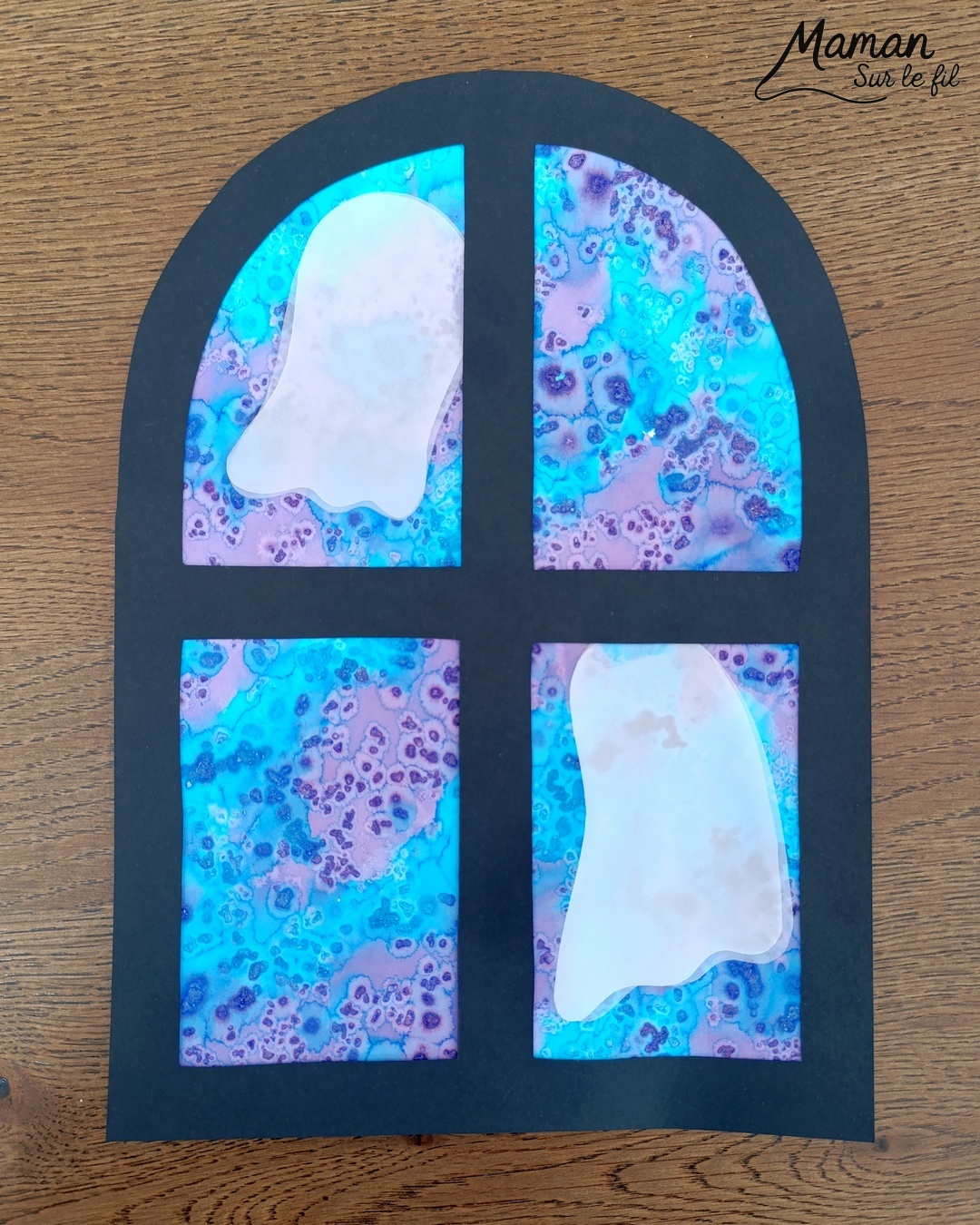 Imaginer des petits fantômes gentils à la fenêtre : activité créative et manuelle enfants - Fond de nuit avec la technique de l'encre et du gros sel - Couleurs bleu et violet - Encadrement de la fenêtre en noir pour le contraste - Fantômes en papier calque pour le côté vaporeux et transparent - Découpage, collage, dessin - Bricolage et décoration DIY et facile - Bricolage Fait maison, décoration - Thème Halloween, nuit, peur, fantômes - Bricolage sympa et facile - Arts visuels Maternelle et cycle 2 - Maternelle et élémentaire - Créativité - Cycle 1 ou 2 - tutoriel photos - mslf