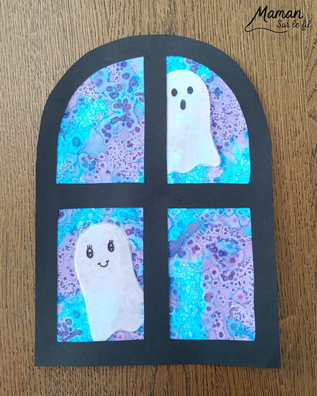 Imaginer des petits fantômes gentils à la fenêtre : activité créative et manuelle enfants - Fond de nuit avec la technique de l'encre et du gros sel - Couleurs bleu et violet - Encadrement de la fenêtre en noir pour le contraste - Fantômes en papier calque pour le côté vaporeux et transparent - Découpage, collage, dessin - Bricolage et décoration DIY et facile - Bricolage Fait maison, décoration - Thème Halloween, nuit, peur, fantômes - Bricolage sympa et facile - Arts visuels Maternelle et cycle 2 - Maternelle et élémentaire - Créativité - Cycle 1 ou 2 - tutoriel photos - mslf