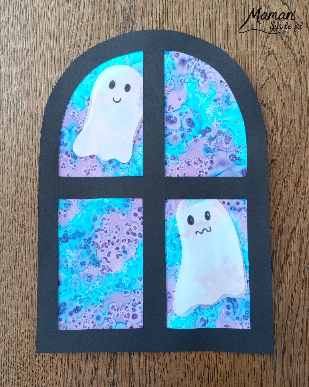 Imaginer des petits fantômes gentils à la fenêtre : activité créative et manuelle enfants - Fond de nuit avec la technique de l'encre et du gros sel - Couleurs bleu et violet - Encadrement de la fenêtre en noir pour le contraste - Fantômes en papier calque pour le côté vaporeux et transparent - Découpage, collage, dessin - Bricolage et décoration DIY et facile - Bricolage Fait maison, décoration - Thème Halloween, nuit, peur, fantômes - Bricolage sympa et facile - Arts visuels Maternelle et cycle 2 - Maternelle et élémentaire - Créativité - Cycle 1 ou 2 - tutoriel photos - mslf