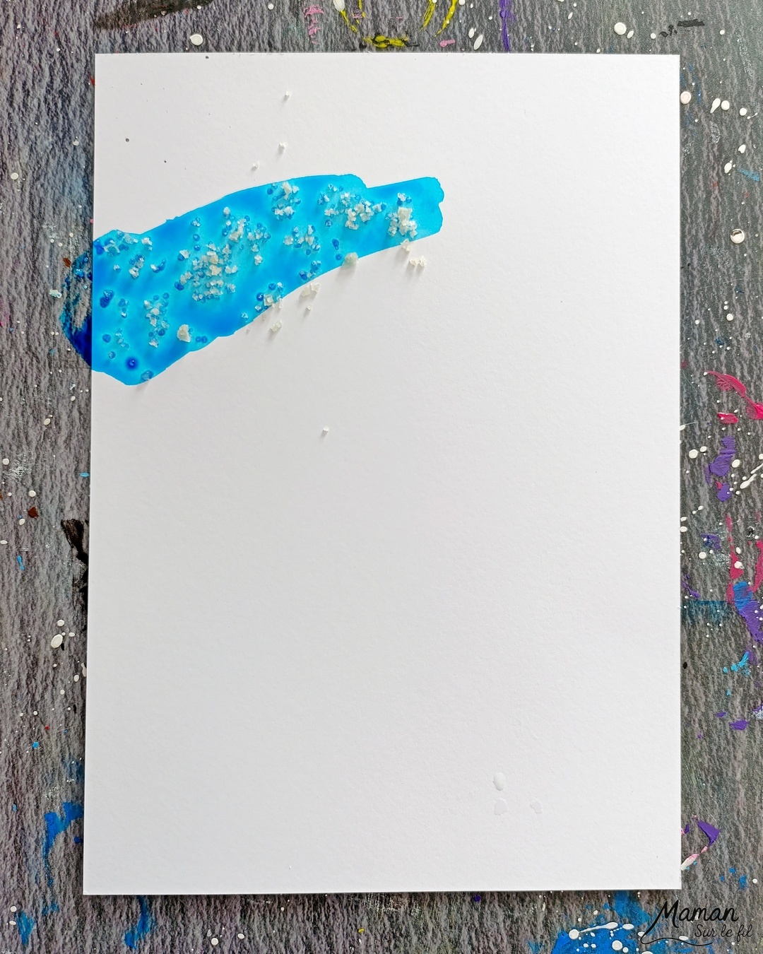 Imaginer des petits fantômes gentils à la fenêtre : activité créative et manuelle enfants - Fond de nuit avec la technique de l'encre et du gros sel - Couleurs bleu et violet - Encadrement de la fenêtre en noir pour le contraste - Fantômes en papier calque pour le côté vaporeux et transparent - Découpage, collage, dessin - Bricolage et décoration DIY et facile - Bricolage Fait maison, décoration - Thème Halloween, nuit, peur, fantômes - Bricolage sympa et facile - Arts visuels Maternelle et cycle 2 - Maternelle et élémentaire - Créativité - Cycle 1 ou 2 - tutoriel photos - mslf