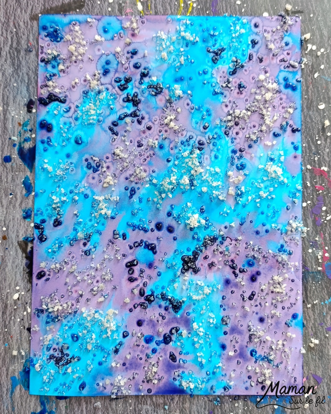 Imaginer des petits fantômes gentils à la fenêtre : activité créative et manuelle enfants - Fond de nuit avec la technique de l'encre et du gros sel - Couleurs bleu et violet - Encadrement de la fenêtre en noir pour le contraste - Fantômes en papier calque pour le côté vaporeux et transparent - Découpage, collage, dessin - Bricolage et décoration DIY et facile - Bricolage Fait maison, décoration - Thème Halloween, nuit, peur, fantômes - Bricolage sympa et facile - Arts visuels Maternelle et cycle 2 - Maternelle et élémentaire - Créativité - Cycle 1 ou 2 - tutoriel photos - mslf