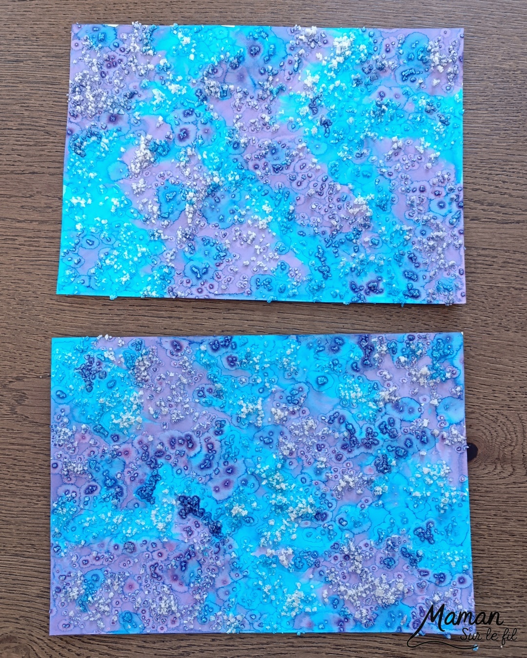 Imaginer des petits fantômes gentils à la fenêtre : activité créative et manuelle enfants - Fond de nuit avec la technique de l'encre et du gros sel - Couleurs bleu et violet - Encadrement de la fenêtre en noir pour le contraste - Fantômes en papier calque pour le côté vaporeux et transparent - Découpage, collage, dessin - Bricolage et décoration DIY et facile - Bricolage Fait maison, décoration - Thème Halloween, nuit, peur, fantômes - Bricolage sympa et facile - Arts visuels Maternelle et cycle 2 - Maternelle et élémentaire - Créativité - Cycle 1 ou 2 - tutoriel photos - mslf