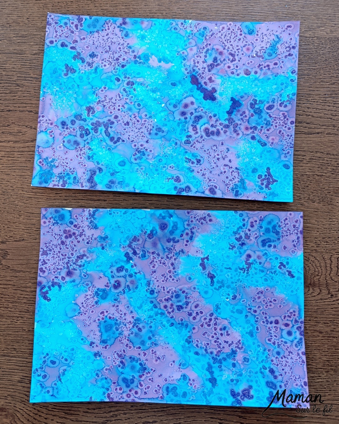 Imaginer des petits fantômes gentils à la fenêtre : activité créative et manuelle enfants - Fond de nuit avec la technique de l'encre et du gros sel - Couleurs bleu et violet - Encadrement de la fenêtre en noir pour le contraste - Fantômes en papier calque pour le côté vaporeux et transparent - Découpage, collage, dessin - Bricolage et décoration DIY et facile - Bricolage Fait maison, décoration - Thème Halloween, nuit, peur, fantômes - Bricolage sympa et facile - Arts visuels Maternelle et cycle 2 - Maternelle et élémentaire - Créativité - Cycle 1 ou 2 - tutoriel photos - mslf