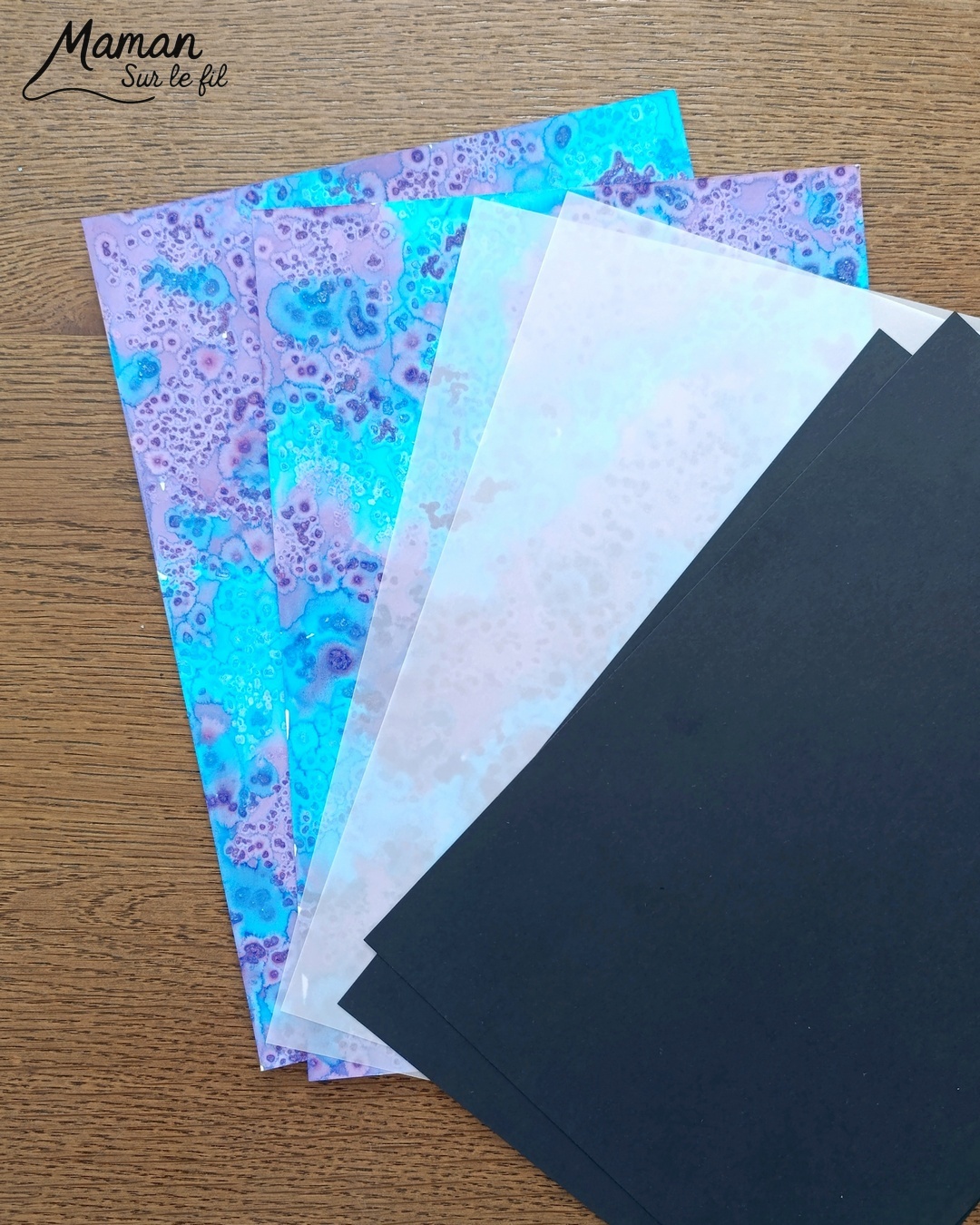 Imaginer des petits fantômes gentils à la fenêtre : activité créative et manuelle enfants - Fond de nuit avec la technique de l'encre et du gros sel - Couleurs bleu et violet - Encadrement de la fenêtre en noir pour le contraste - Fantômes en papier calque pour le côté vaporeux et transparent - Découpage, collage, dessin - Bricolage et décoration DIY et facile - Bricolage Fait maison, décoration - Thème Halloween, nuit, peur, fantômes - Bricolage sympa et facile - Arts visuels Maternelle et cycle 2 - Maternelle et élémentaire - Créativité - Cycle 1 ou 2 - tutoriel photos - mslf