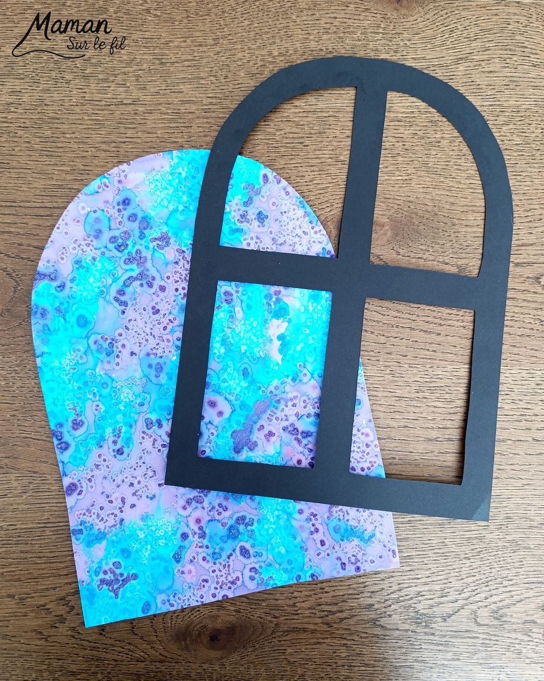 Imaginer des petits fantômes gentils à la fenêtre : activité créative et manuelle enfants - Fond de nuit avec la technique de l'encre et du gros sel - Couleurs bleu et violet - Encadrement de la fenêtre en noir pour le contraste - Fantômes en papier calque pour le côté vaporeux et transparent - Découpage, collage, dessin - Bricolage et décoration DIY et facile - Bricolage Fait maison, décoration - Thème Halloween, nuit, peur, fantômes - Bricolage sympa et facile - Arts visuels Maternelle et cycle 2 - Maternelle et élémentaire - Créativité - Cycle 1 ou 2 - tutoriel photos - mslf