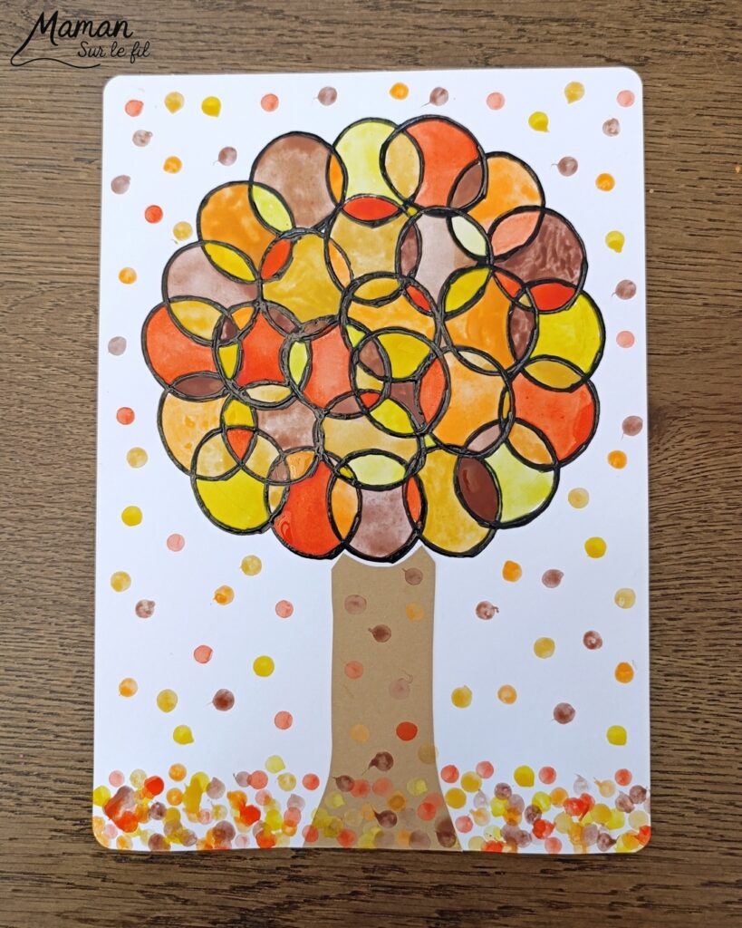 Peindre un arbre d'automne avec un rouleau de papier toilette : activité créative, peinture et manuelle enfants - Empreintes de rouleau de PQ en carton pour les cercles noirs - Coloriage avec une palette de peinture pour enfants, type aquarelle - Couleurs automnales - Peinture aux cotons-tiges pour les feuilles mortes - Cercles, géométrie, découpage, collage - Bricolage DIY facile et rapide - Thème automne, arbres, forêt, bois - Décoration DIY - Bricolage et décoration sympa et facile - Arts visuels maternelle et élémentaire - Cycles 1 et 2 - Créativité - tutoriel photos et vidéo - mslf