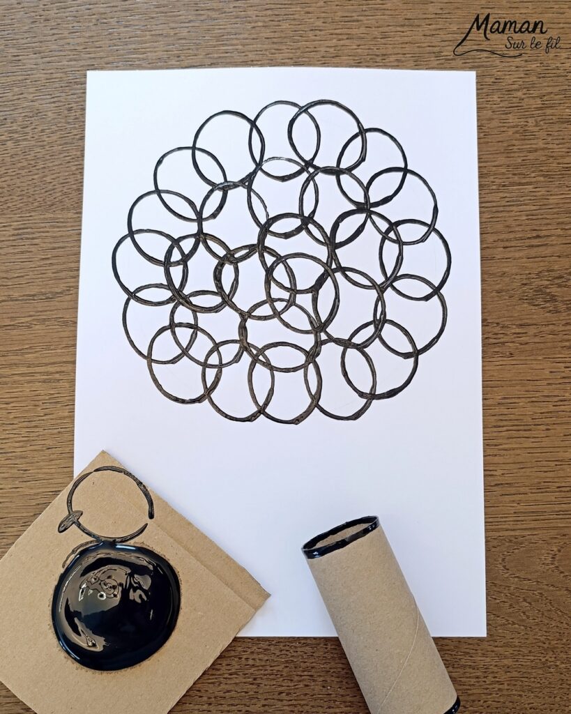 Peindre un arbre d'automne avec un rouleau de papier toilette : activité créative, peinture et manuelle enfants - Empreintes de rouleau de PQ en carton pour les cercles noirs - Coloriage avec une palette de peinture pour enfants, type aquarelle - Couleurs automnales - Peinture aux cotons-tiges pour les feuilles mortes - Cercles, géométrie, découpage, collage - Bricolage DIY facile et rapide - Thème automne, arbres, forêt, bois - Décoration DIY - Bricolage et décoration sympa et facile - Arts visuels maternelle et élémentaire - Cycles 1 et 2 - Créativité - tutoriel photos et vidéo - mslf