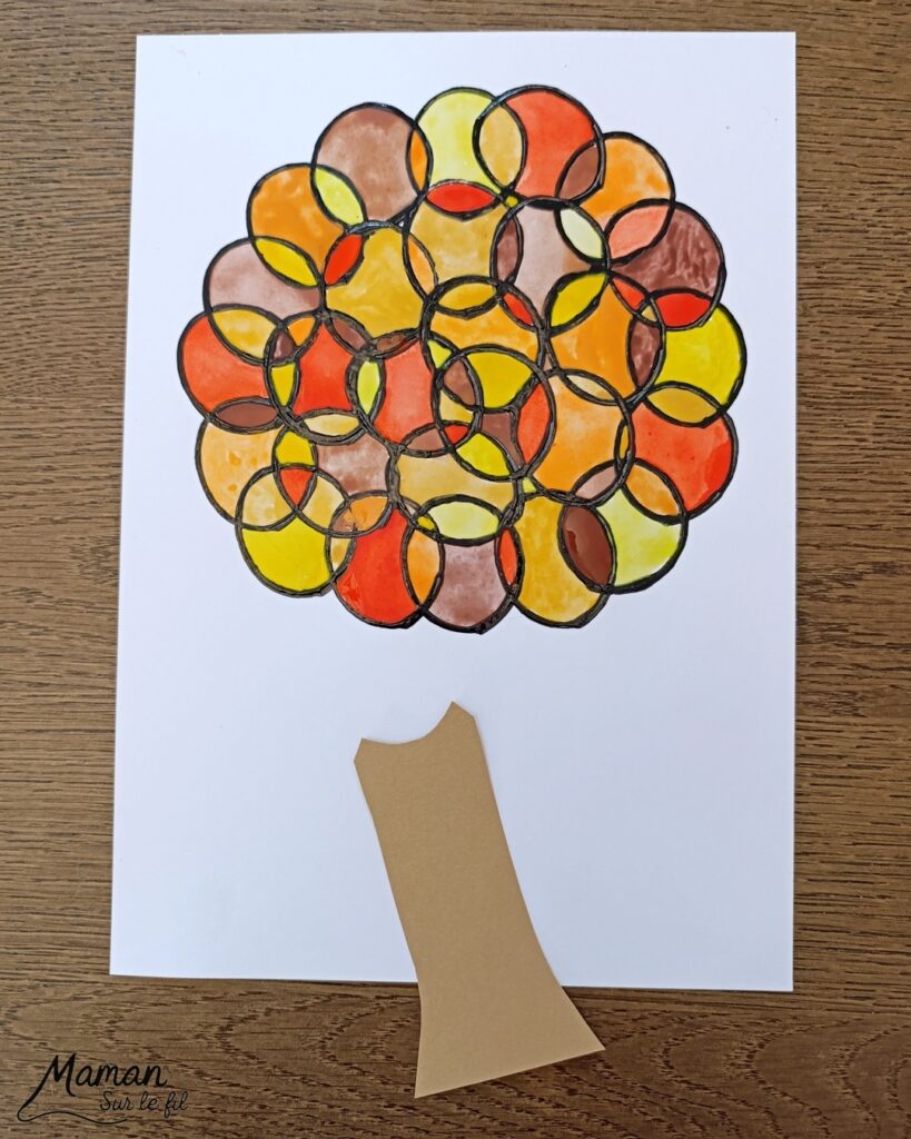 Peindre un arbre d'automne avec un rouleau de papier toilette : activité créative, peinture et manuelle enfants - Empreintes de rouleau de PQ en carton pour les cercles noirs - Coloriage avec une palette de peinture pour enfants, type aquarelle - Couleurs automnales - Peinture aux cotons-tiges pour les feuilles mortes - Cercles, géométrie, découpage, collage - Bricolage DIY facile et rapide - Thème automne, arbres, forêt, bois - Décoration DIY - Bricolage et décoration sympa et facile - Arts visuels maternelle et élémentaire - Cycles 1 et 2 - Créativité - tutoriel photos et vidéo - mslf