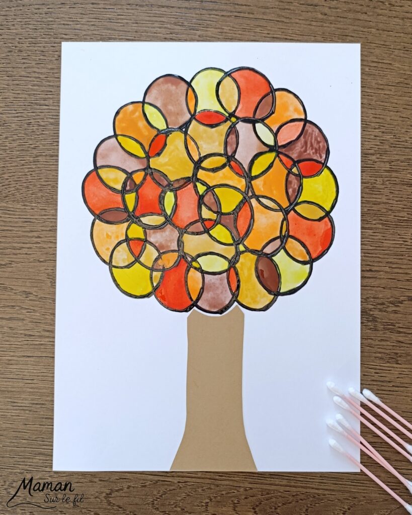 Peindre un arbre d'automne avec un rouleau de papier toilette : activité créative, peinture et manuelle enfants - Empreintes de rouleau de PQ en carton pour les cercles noirs - Coloriage avec une palette de peinture pour enfants, type aquarelle - Couleurs automnales - Peinture aux cotons-tiges pour les feuilles mortes - Cercles, géométrie, découpage, collage - Bricolage DIY facile et rapide - Thème automne, arbres, forêt, bois - Décoration DIY - Bricolage et décoration sympa et facile - Arts visuels maternelle et élémentaire - Cycles 1 et 2 - Créativité - tutoriel photos et vidéo - mslf