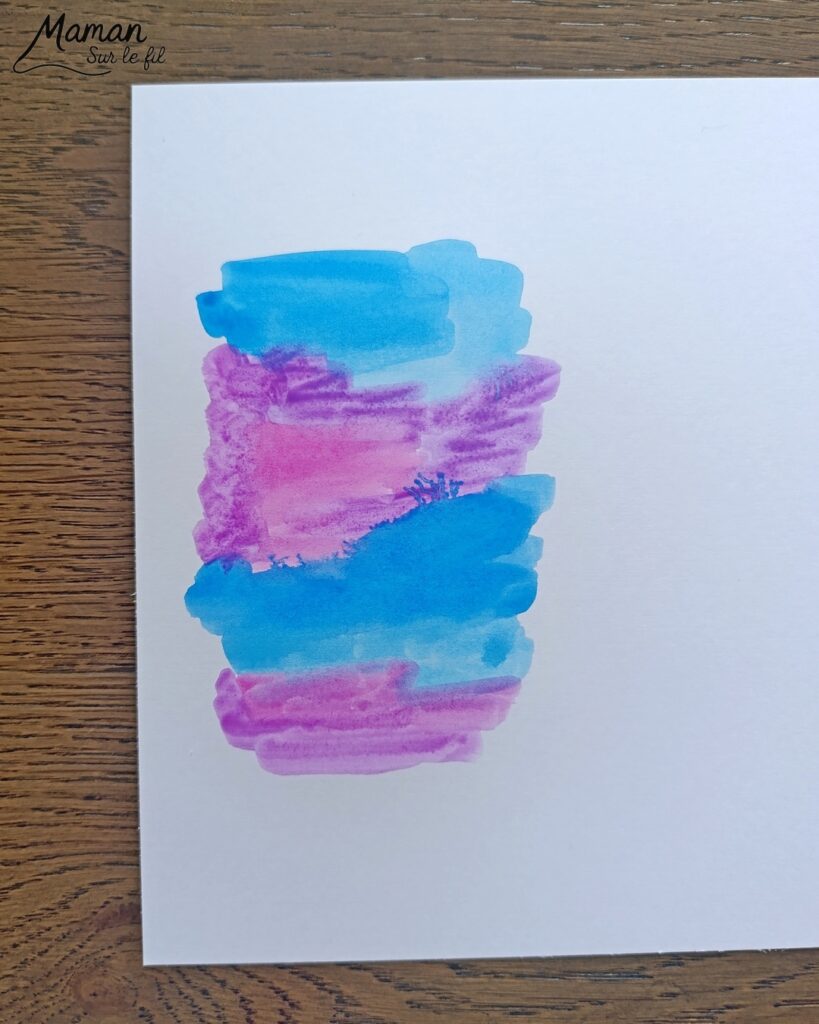 Peindre une famille de petits monstres mignons et colorés : activité créative, peinture et manuelle enfants - Peinture façon aquarelle - Bandes gribouillées - Couleurs bleu, rose et violet - Dessin des détails en noir pour le contraste - Découpage et collage des yeux et dents pour un air rigolo - Bricolage et décoration DIY et facile - Bricolage Fait maison, décoration - Thème Halloween, créatures imaginaires, monstres - Bricolage sympa et facile - Arts visuels Maternelle et cycle 2 - Maternelle et élémentaire - Créativité - Cycle 1 ou 2 - tutoriel photos - mslf