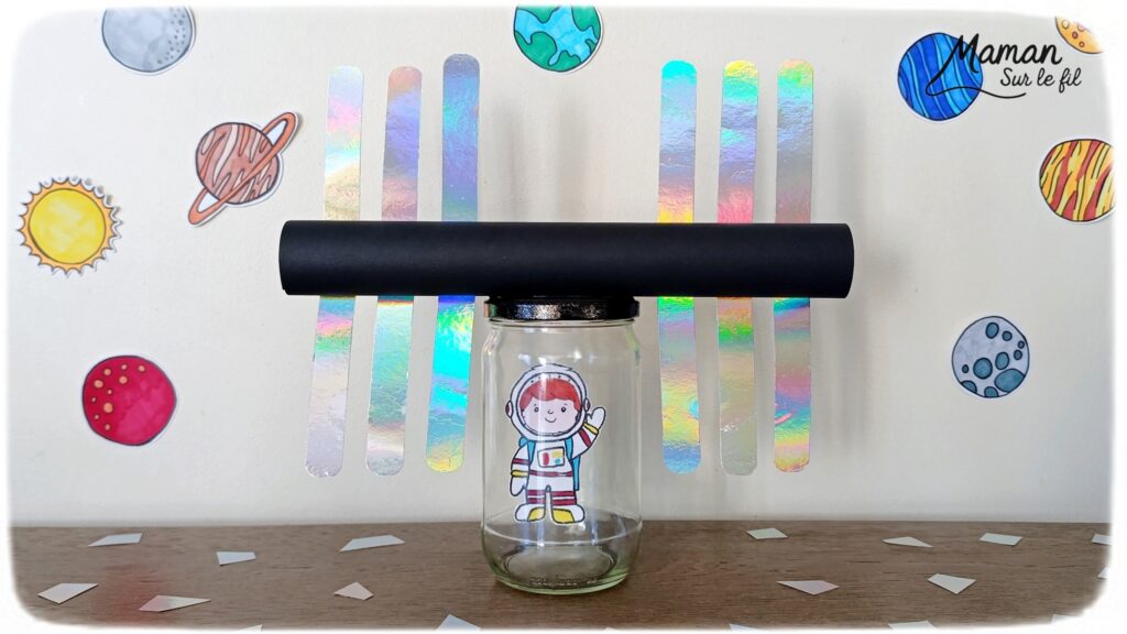 Fabriquer un petit astronaute qui flotte comme en apesanteur dans une ISS miniature : activité créative, récup' et manuelle enfants - Station Spatiale Internationale imaginée avec un bocal en verre surcyclé - Papier brillant et holographique, rouleau en carton, peinture - Dessin et coloriage pour le cosmonaute - Suspendu avec un fil invisible et du scotch - Bricolage et décoration DIY et facile - Bricolage Fait maison, décoration - Thème Nuit, Ciel, Espace, étoiles, fusées - Bricolage sympa et facile - Arts visuels Maternelle et cycle 2 - Maternelle et élémentaire - Créativité - Cycle 1 ou 2 - tutoriel photos et vidéo - mslf