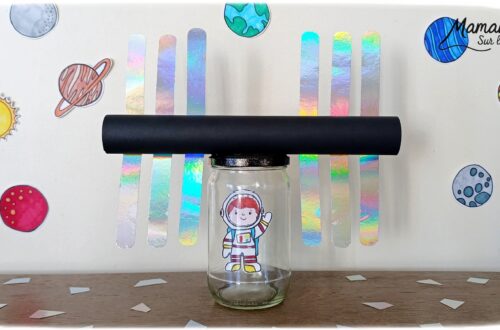 Fabriquer un petit astronaute qui flotte comme en apesanteur dans une ISS miniature : activité créative, récup' et manuelle enfants - Station Spatiale Internationale imaginée avec un bocal en verre surcyclé - Papier brillant et holographique, rouleau en carton, peinture - Dessin et coloriage pour le cosmonaute - Suspendu avec un fil invisible et du scotch - Bricolage et décoration DIY et facile - Bricolage Fait maison, décoration - Thème Nuit, Ciel, Espace, étoiles, fusées - Bricolage sympa et facile - Arts visuels Maternelle et cycle 2 - Maternelle et élémentaire - Créativité - Cycle 1 ou 2 - tutoriel photos et vidéo - mslf