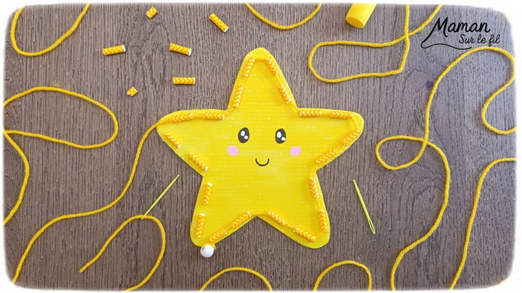 Fabriquer une jolie étoile à broder : activité créative, récup' et manuelle enfants - Recyclage, surcylage de carton et de pailles - Peinture à la gouache en stick - Visage Kawaii aux marqueurs Peinture - Aiguille en plastique et fil ou laine à passer dans les morceaux de paille pour travailler la précision, la motricité fine et la coordination oeil main - Atelier à refaire à volonté ou à garder en décoration - Bricolage et décoration DIY et facile - Bricolage Fait maison, décoration - Thème Nuit, Ciel, Espace, étoiles - Bricolage sympa et facile - Arts visuels Maternelle et cycle 2 - Maternelle et élémentaire - Créativité - Cycle 1 ou 2 - tutoriel photos - mslf