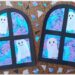 Imaginer des petits fantômes gentils à la fenêtre : activité créative et manuelle enfants - Fond de nuit avec la technique de l'encre et du gros sel - Couleurs bleu et violet - Encadrement de la fenêtre en noir pour le contraste - Fantômes en papier calque pour le côté vaporeux et transparent - Découpage, collage, dessin - Bricolage et décoration DIY et facile - Bricolage Fait maison, décoration - Thème Halloween, nuit, peur, fantômes - Bricolage sympa et facile - Arts visuels Maternelle et cycle 2 - Maternelle et élémentaire - Créativité - Cycle 1 ou 2 - tutoriel photos - mslf