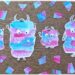 Peindre une famille de petits monstres mignons et colorés : activité créative, peinture et manuelle enfants - Peinture façon aquarelle - Bandes gribouillées - Couleurs bleu, rose et violet - Dessin des détails en noir pour le contraste - Découpage et collage des yeux et dents pour un air rigolo - Bricolage et décoration DIY et facile - Bricolage Fait maison, décoration - Thème Halloween, créatures imaginaires, monstres - Bricolage sympa et facile - Arts visuels Maternelle et cycle 2 - Maternelle et élémentaire - Créativité - Cycle 1 ou 2 - tutoriel photos - mslf