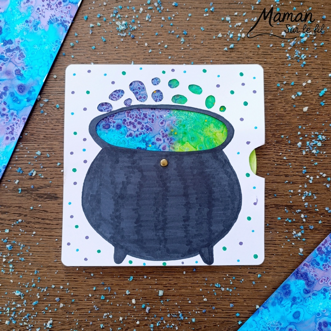 Créer un chaudron et sa potion qui change de couleurs : activité créative, peinture et manuelle enfants - Marmite ou chaudron de sorcière - Changement de couleurs avec système de roue qui tourne - Technique encre et gros sel pour effet Bulles - Gel pailleté et paillettes - Découpage, dessin, coloriage - attache parisienne - Bricolage et décoration DIY et facile - Bricolage Fait maison, décoration - Thème Halloween, potion, sorcière, peur - Bricolage sympa et facile - Arts visuels Maternelle et cycle 2 - Maternelle et élémentaire - Créativité - Cycle 1 ou 2 - tutoriel photos et vidéo - mslf