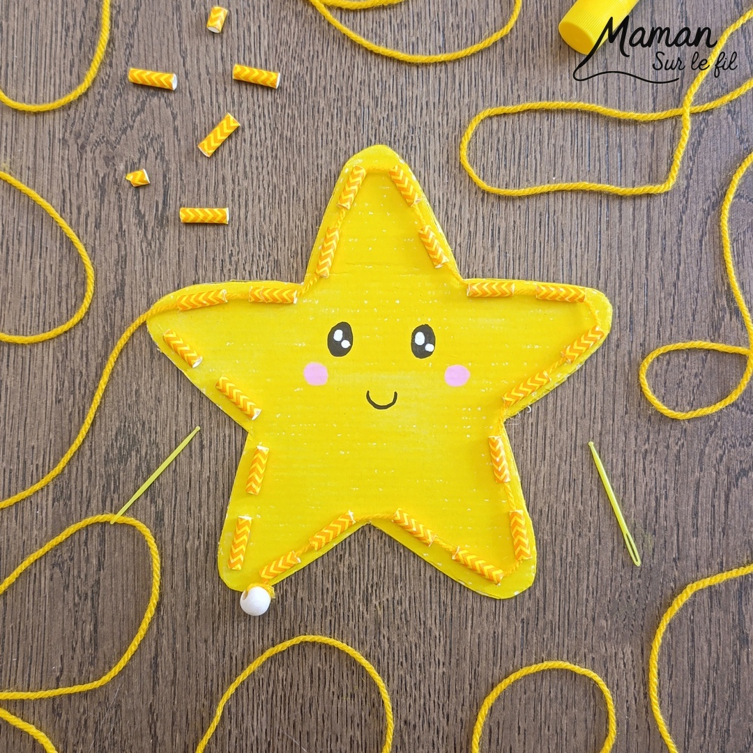 Fabriquer une jolie étoile à broder : activité créative, récup' et manuelle enfants - Recyclage, surcylage de carton et de pailles - Peinture à la gouache en stick - Visage Kawaii aux marqueurs Peinture - Aiguille en plastique et fil ou laine à passer dans les morceaux de paille pour travailler la précision, la motricité fine et la coordination oeil main - Atelier à refaire à volonté ou à garder en décoration - Bricolage et décoration DIY et facile - Bricolage Fait maison, décoration - Thème Nuit, Ciel, Espace, étoiles - Bricolage sympa et facile - Arts visuels Maternelle et cycle 2 - Maternelle et élémentaire - Créativité - Cycle 1 ou 2 - tutoriel photos - mslf