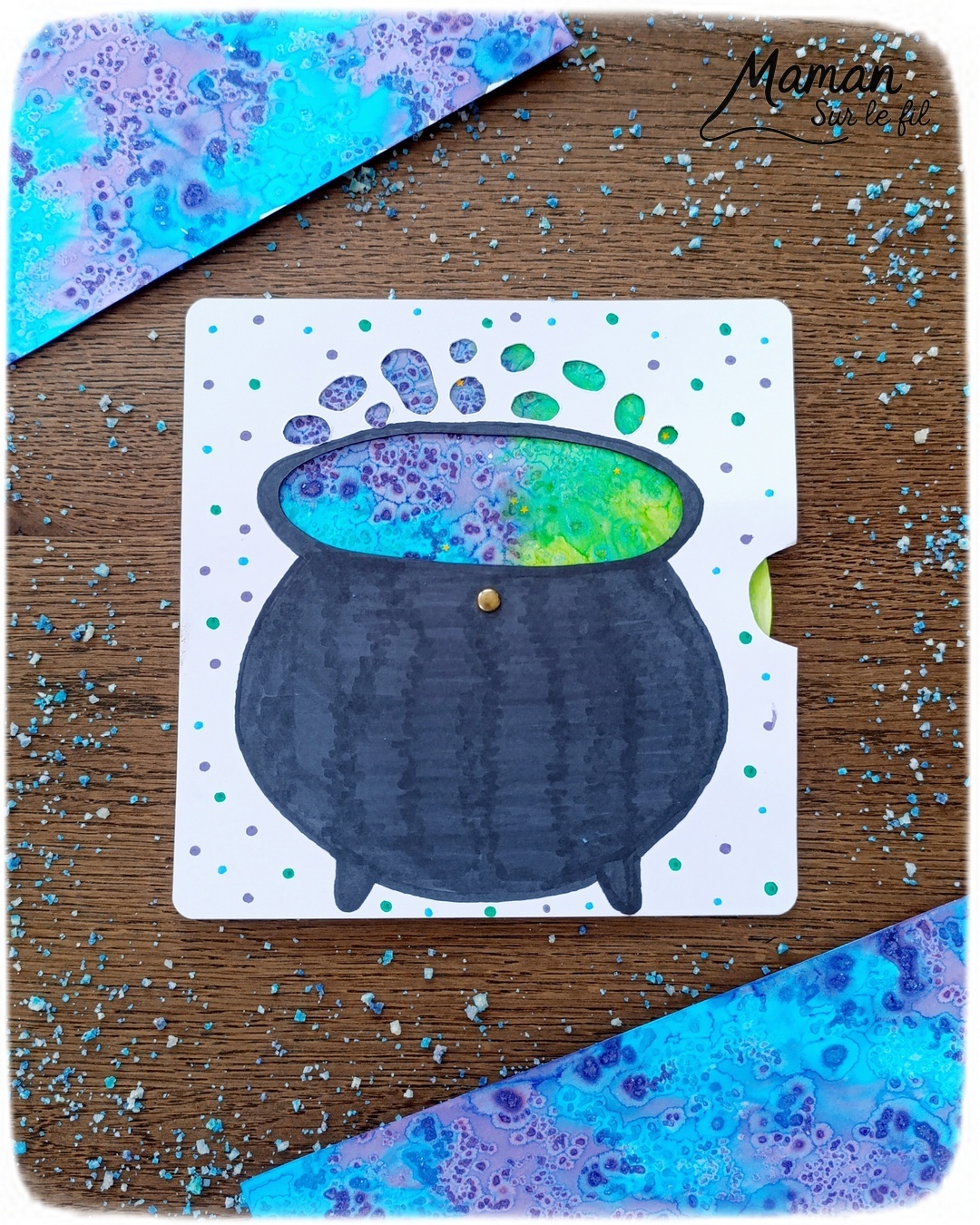 Créer un chaudron et sa potion qui change de couleurs : activité créative, peinture et manuelle enfants - Marmite ou chaudron de sorcière - Changement de couleurs avec système de roue qui tourne - Technique encre et gros sel pour effet Bulles - Gel pailleté et paillettes - Découpage, dessin, coloriage - attache parisienne - Bricolage et décoration DIY et facile - Bricolage Fait maison, décoration - Thème Halloween, potion, sorcière, peur - Bricolage sympa et facile - Arts visuels Maternelle et cycle 2 - Maternelle et élémentaire - Créativité - Cycle 1 ou 2 - tutoriel photos et vidéo - mslf