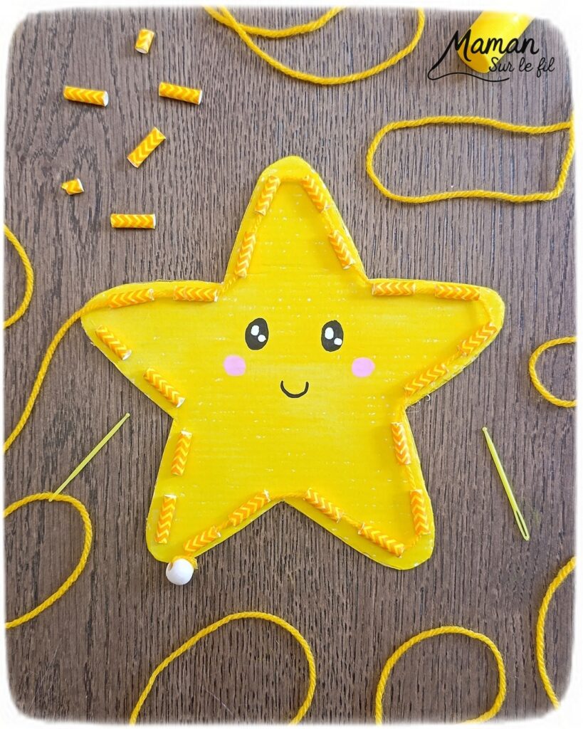 Fabriquer une jolie étoile à broder : activité créative, récup' et manuelle enfants - Recyclage, surcylage de carton et de pailles - Peinture à la gouache en stick - Visage Kawaii aux marqueurs Peinture - Aiguille en plastique et fil ou laine à passer dans les morceaux de paille pour travailler la précision, la motricité fine et la coordination oeil main - Atelier à refaire à volonté ou à garder en décoration - Bricolage et décoration DIY et facile - Bricolage Fait maison, décoration - Thème Nuit, Ciel, Espace, étoiles - Bricolage sympa et facile - Arts visuels Maternelle et cycle 2 - Maternelle et élémentaire - Créativité - Cycle 1 ou 2 - tutoriel photos - mslf