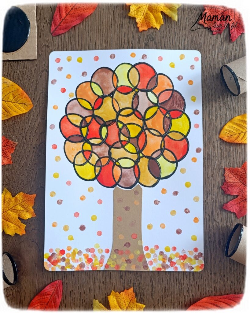 Peindre un arbre d'automne avec un rouleau de papier toilette : activité créative, peinture et manuelle enfants - Empreintes de rouleau de PQ en carton pour les cercles noirs - Coloriage avec une palette de peinture pour enfants, type aquarelle - Couleurs automnales - Peinture aux cotons-tiges pour les feuilles mortes - Cercles, géométrie, découpage, collage - Bricolage DIY facile et rapide - Thème automne, arbres, forêt, bois - Décoration DIY - Bricolage et décoration sympa et facile - Arts visuels maternelle et élémentaire - Cycles 1 et 2 - Créativité - tutoriel photos et vidéo - mslf