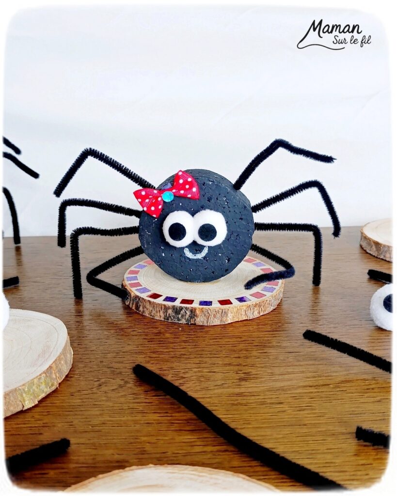 Fabriquer une araignée mimi pour Halloween : activité créative et manuelle enfants - Le tutoriel et le matériel créatif vient de chez 10 Doigts - Peinture, Polystyrène, Fils chenille, Gros yeux et Noeud - Rondin de bois et gommettes - Bricolage et décoration DIY - Bricolage Fait maison, décoration - Kit tout compris - Thème Halloween, araignées, insectes et autres petites bêtes, animaux de la forêt, bois - Bricolage sympa et facile - Arts visuels Maternelle et cycle 2 - Maternelle et élémentaire - Créativité - Cycle 1 ou 2 - tutoriel photos - mslf