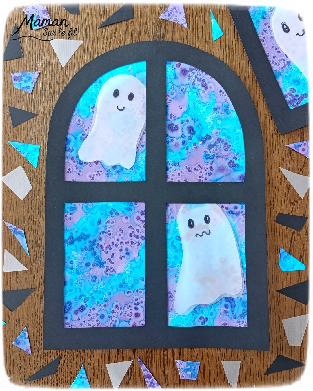 Imaginer des petits fantômes gentils à la fenêtre : activité créative et manuelle enfants - Fond de nuit avec la technique de l'encre et du gros sel - Couleurs bleu et violet - Encadrement de la fenêtre en noir pour le contraste - Fantômes en papier calque pour le côté vaporeux et transparent - Découpage, collage, dessin - Bricolage et décoration DIY et facile - Bricolage Fait maison, décoration - Thème Halloween, nuit, peur, fantômes - Bricolage sympa et facile - Arts visuels Maternelle et cycle 2 - Maternelle et élémentaire - Créativité - Cycle 1 ou 2 - tutoriel photos - mslf