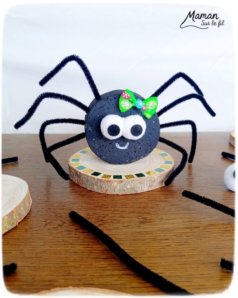 Fabriquer une araignée mimi pour Halloween : activité créative et manuelle enfants - Le tutoriel et le matériel créatif vient de chez 10 Doigts - Peinture, Polystyrène, Fils chenille, Gros yeux et Noeud - Rondin de bois et gommettes - Bricolage et décoration DIY - Bricolage Fait maison, décoration - Kit tout compris - Thème Halloween, araignées, insectes et autres petites bêtes, animaux de la forêt, bois - Bricolage sympa et facile - Arts visuels Maternelle et cycle 2 - Maternelle et élémentaire - Créativité - Cycle 1 ou 2 - tutoriel photos - mslf