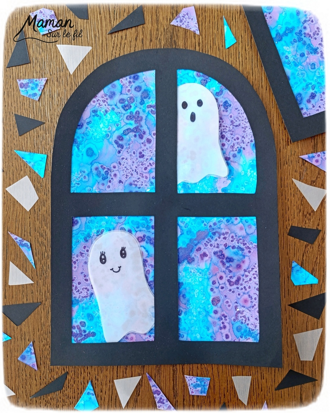 Imaginer des petits fantômes gentils à la fenêtre : activité créative et manuelle enfants - Fond de nuit avec la technique de l'encre et du gros sel - Couleurs bleu et violet - Encadrement de la fenêtre en noir pour le contraste - Fantômes en papier calque pour le côté vaporeux et transparent - Découpage, collage, dessin - Bricolage et décoration DIY et facile - Bricolage Fait maison, décoration - Thème Halloween, nuit, peur, fantômes - Bricolage sympa et facile - Arts visuels Maternelle et cycle 2 - Maternelle et élémentaire - Créativité - Cycle 1 ou 2 - tutoriel photos - mslf