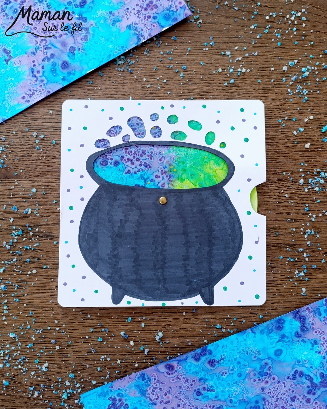 Créer un chaudron et sa potion qui change de couleurs : activité créative, peinture et manuelle enfants - Marmite ou chaudron de sorcière - Changement de couleurs avec système de roue qui tourne - Technique encre et gros sel pour effet Bulles - Gel pailleté et paillettes - Découpage, dessin, coloriage - attache parisienne - Bricolage et décoration DIY et facile - Bricolage Fait maison, décoration - Thème Halloween, potion, sorcière, peur - Bricolage sympa et facile - Arts visuels Maternelle et cycle 2 - Maternelle et élémentaire - Créativité - Cycle 1 ou 2 - tutoriel photos et vidéo - mslf