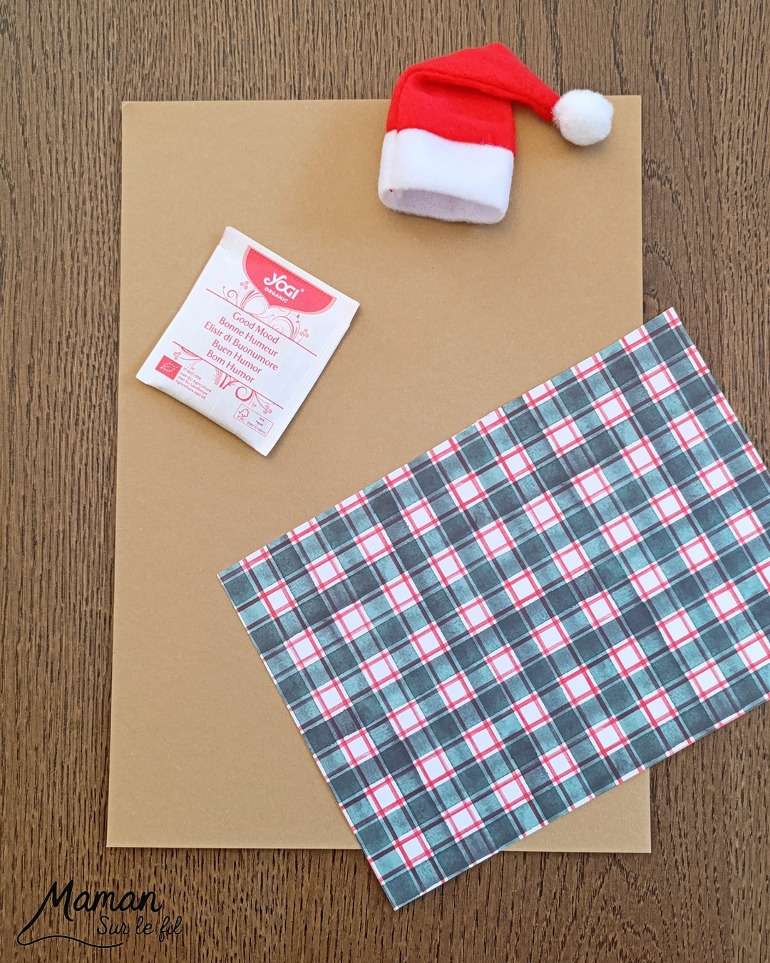 Créer une carte Tasse et Sachet de thé de Noël : activité créative et manuelle enfants - Imaginer une carte de Noël rigolote avec un sachet de thé - Découpage, collage de papier à motifs - Yeux mobiles et bonnet de Noël pour un visage mignon et rigolo du sachet de thé - Carte, cadeau DIY, Fait maison à offrir pour les fêtes de fin d'année - Bricolage et décoration DIY et facile - Bricolage Fait maison, décoration - Thème Noël, fêtes de fin d'année, hiver, boissons chaudes - Bricolage sympa et facile - Arts visuels Maternelle et cycle 2 - Maternelle et élémentaire - Créativité - Cycle 1 ou 2 - tutoriel photos - mslf