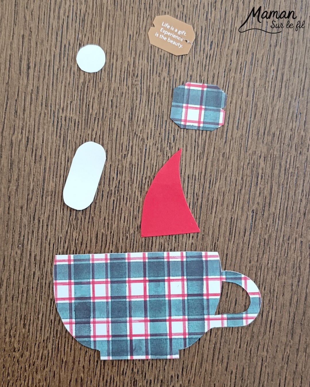 Créer une carte Tasse et Sachet de thé de Noël : activité créative et manuelle enfants - Imaginer une carte de Noël rigolote avec un sachet de thé - Découpage, collage de papier à motifs - Yeux mobiles et bonnet de Noël pour un visage mignon et rigolo du sachet de thé - Carte, cadeau DIY, Fait maison à offrir pour les fêtes de fin d'année - Bricolage et décoration DIY et facile - Bricolage Fait maison, décoration - Thème Noël, fêtes de fin d'année, hiver, boissons chaudes - Bricolage sympa et facile - Arts visuels Maternelle et cycle 2 - Maternelle et élémentaire - Créativité - Cycle 1 ou 2 - tutoriel photos - mslf