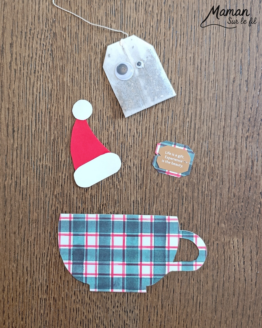 Créer une carte Tasse et Sachet de thé de Noël : activité créative et manuelle enfants - Imaginer une carte de Noël rigolote avec un sachet de thé - Découpage, collage de papier à motifs - Yeux mobiles et bonnet de Noël pour un visage mignon et rigolo du sachet de thé - Carte, cadeau DIY, Fait maison à offrir pour les fêtes de fin d'année - Bricolage et décoration DIY et facile - Bricolage Fait maison, décoration - Thème Noël, fêtes de fin d'année, hiver, boissons chaudes - Bricolage sympa et facile - Arts visuels Maternelle et cycle 2 - Maternelle et élémentaire - Créativité - Cycle 1 ou 2 - tutoriel photos - mslf