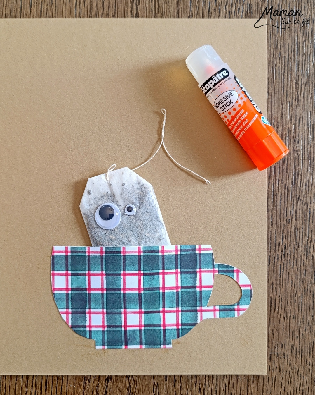 Créer une carte Tasse et Sachet de thé de Noël : activité créative et manuelle enfants - Imaginer une carte de Noël rigolote avec un sachet de thé - Découpage, collage de papier à motifs - Yeux mobiles et bonnet de Noël pour un visage mignon et rigolo du sachet de thé - Carte, cadeau DIY, Fait maison à offrir pour les fêtes de fin d'année - Bricolage et décoration DIY et facile - Bricolage Fait maison, décoration - Thème Noël, fêtes de fin d'année, hiver, boissons chaudes - Bricolage sympa et facile - Arts visuels Maternelle et cycle 2 - Maternelle et élémentaire - Créativité - Cycle 1 ou 2 - tutoriel photos - mslf
