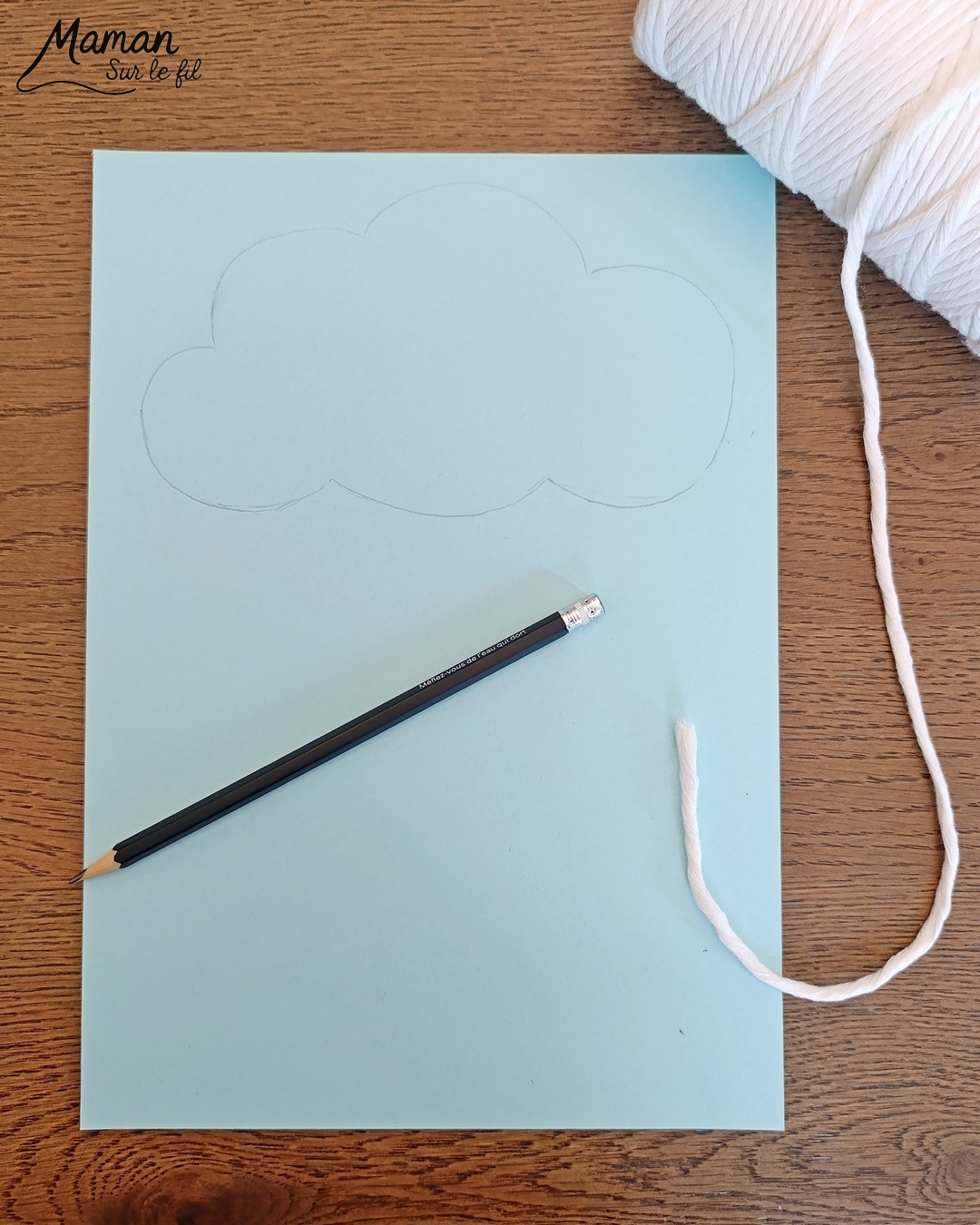 Créer un nuage moelleux en deux façons et sa pluie à l'encre : activité créative, peinture et manuelle enfants - Nuages en collage de laine ou de boules de coton - Pluie à l'encre bleue et peinture en spray - Découpage collage des gouttes de pluie - Bricolage et décoration DIY et facile - Bricolage Fait maison, décoration - Thème Météo, Pluie, Nuage, Ciel, Automne - Bricolage sympa et facile - Arts visuels Maternelle et cycle 2 - Maternelle et élémentaire - Créativité - Cycle 1 ou 2 - tutoriel photos - mslf