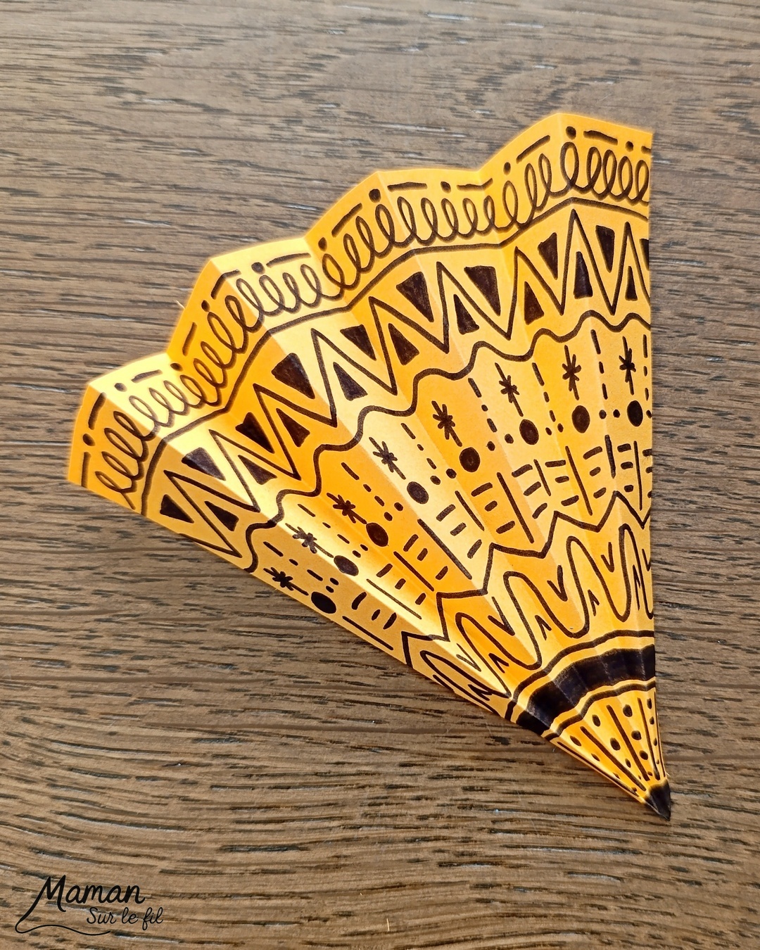 Créer des parapluies graphiques en volume : activité créative, papier et manuelle enfants - Dessin de cercles au compas - Graphismes et dessins noirs pour les décors du parapluie - Découpage et pliage pour l'accordéon - Collage et dessins pour donner l'impression que les parapluies sont posés sous la pluie - Traits obliques - Bricolage et décoration DIY et facile - Bricolage Fait maison, décoration - Thème Météo, Pluie, Nuage, Ciel, Automne - Bricolage sympa et facile - Arts visuels Maternelle et cycle 2 - Maternelle et élémentaire - Créativité - Cycle 1 ou 2 - tutoriel photos - mslf