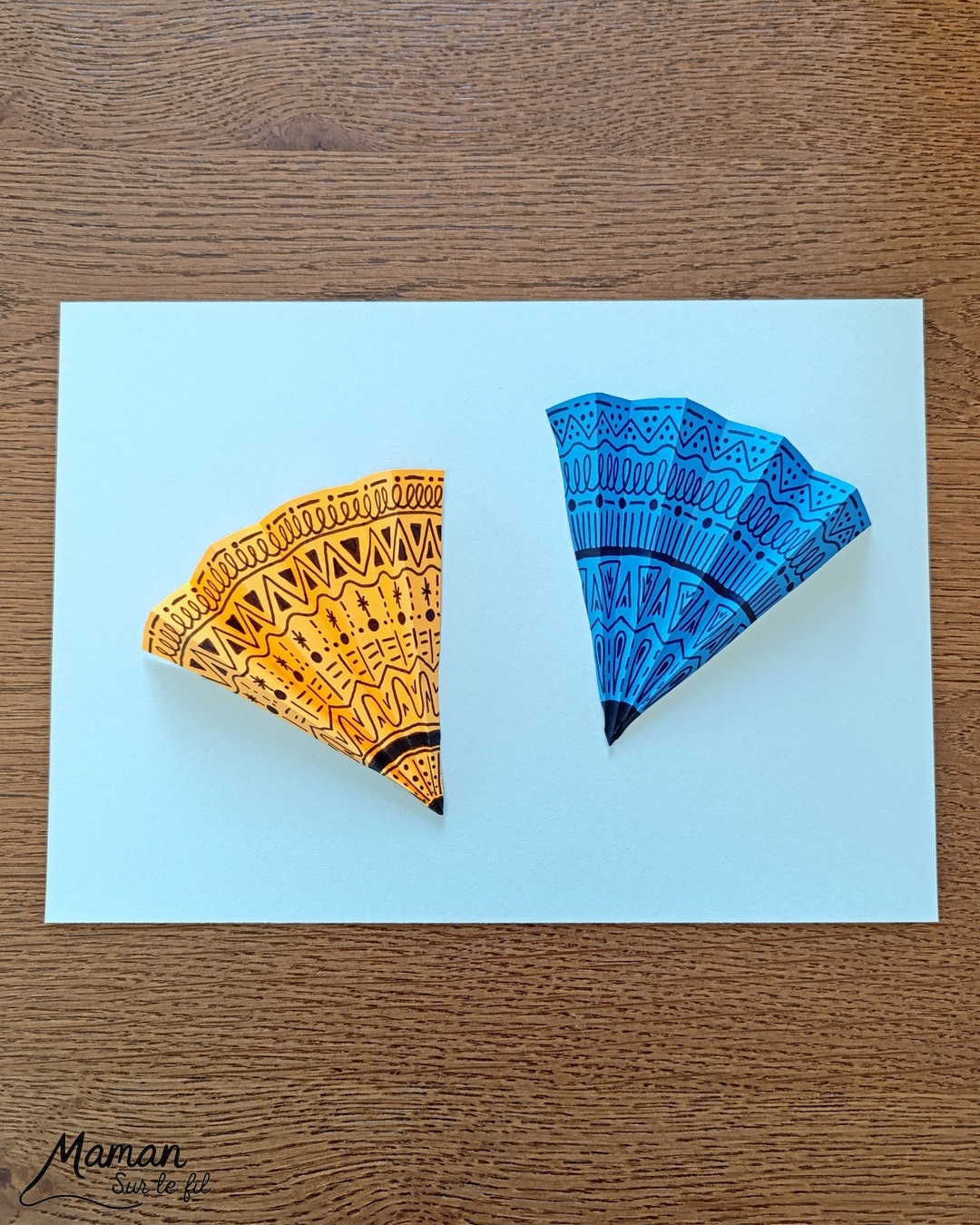 Créer des parapluies graphiques en volume : activité créative, papier et manuelle enfants - Dessin de cercles au compas - Graphismes et dessins noirs pour les décors du parapluie - Découpage et pliage pour l'accordéon - Collage et dessins pour donner l'impression que les parapluies sont posés sous la pluie - Traits obliques - Bricolage et décoration DIY et facile - Bricolage Fait maison, décoration - Thème Météo, Pluie, Nuage, Ciel, Automne - Bricolage sympa et facile - Arts visuels Maternelle et cycle 2 - Maternelle et élémentaire - Créativité - Cycle 1 ou 2 - tutoriel photos - mslf