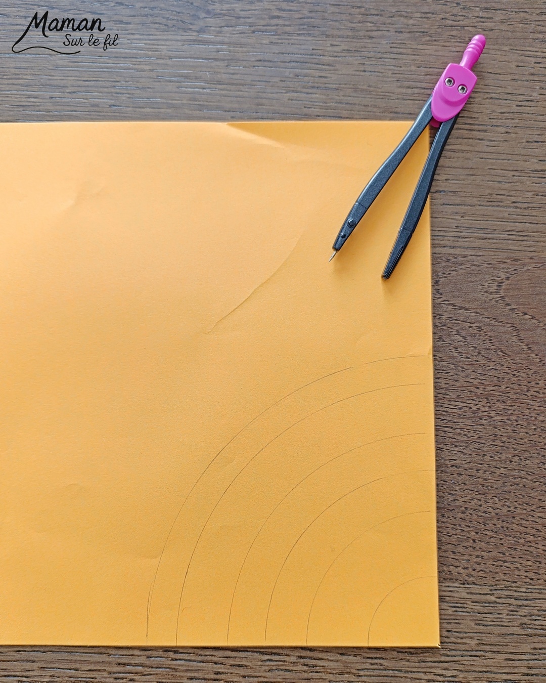 Créer des parapluies graphiques en volume : activité créative, papier et manuelle enfants - Dessin de cercles au compas - Graphismes et dessins noirs pour les décors du parapluie - Découpage et pliage pour l'accordéon - Collage et dessins pour donner l'impression que les parapluies sont posés sous la pluie - Traits obliques - Bricolage et décoration DIY et facile - Bricolage Fait maison, décoration - Thème Météo, Pluie, Nuage, Ciel, Automne - Bricolage sympa et facile - Arts visuels Maternelle et cycle 2 - Maternelle et élémentaire - Créativité - Cycle 1 ou 2 - tutoriel photos - mslf