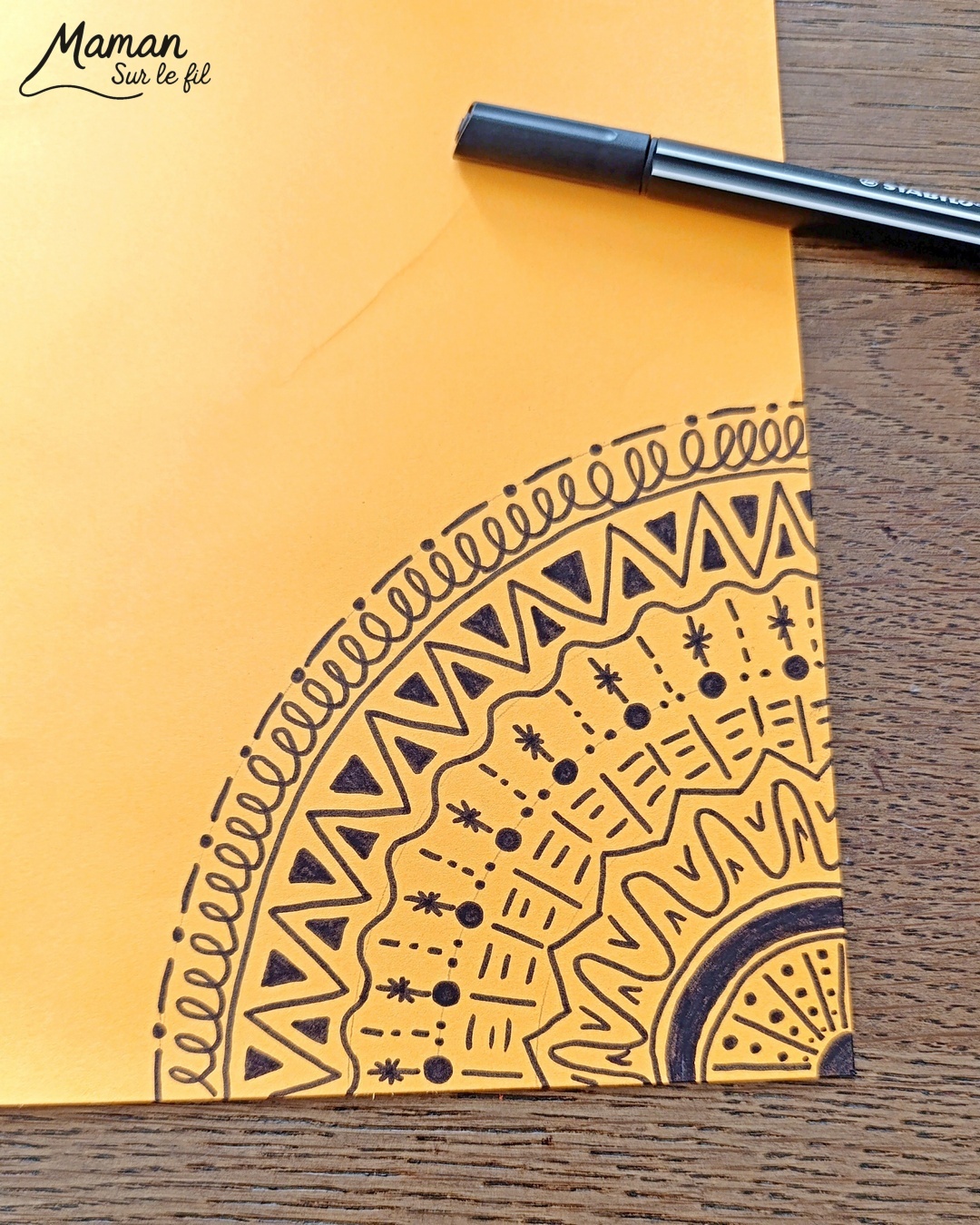 Créer des parapluies graphiques en volume : activité créative, papier et manuelle enfants - Dessin de cercles au compas - Graphismes et dessins noirs pour les décors du parapluie - Découpage et pliage pour l'accordéon - Collage et dessins pour donner l'impression que les parapluies sont posés sous la pluie - Traits obliques - Bricolage et décoration DIY et facile - Bricolage Fait maison, décoration - Thème Météo, Pluie, Nuage, Ciel, Automne - Bricolage sympa et facile - Arts visuels Maternelle et cycle 2 - Maternelle et élémentaire - Créativité - Cycle 1 ou 2 - tutoriel photos - mslf