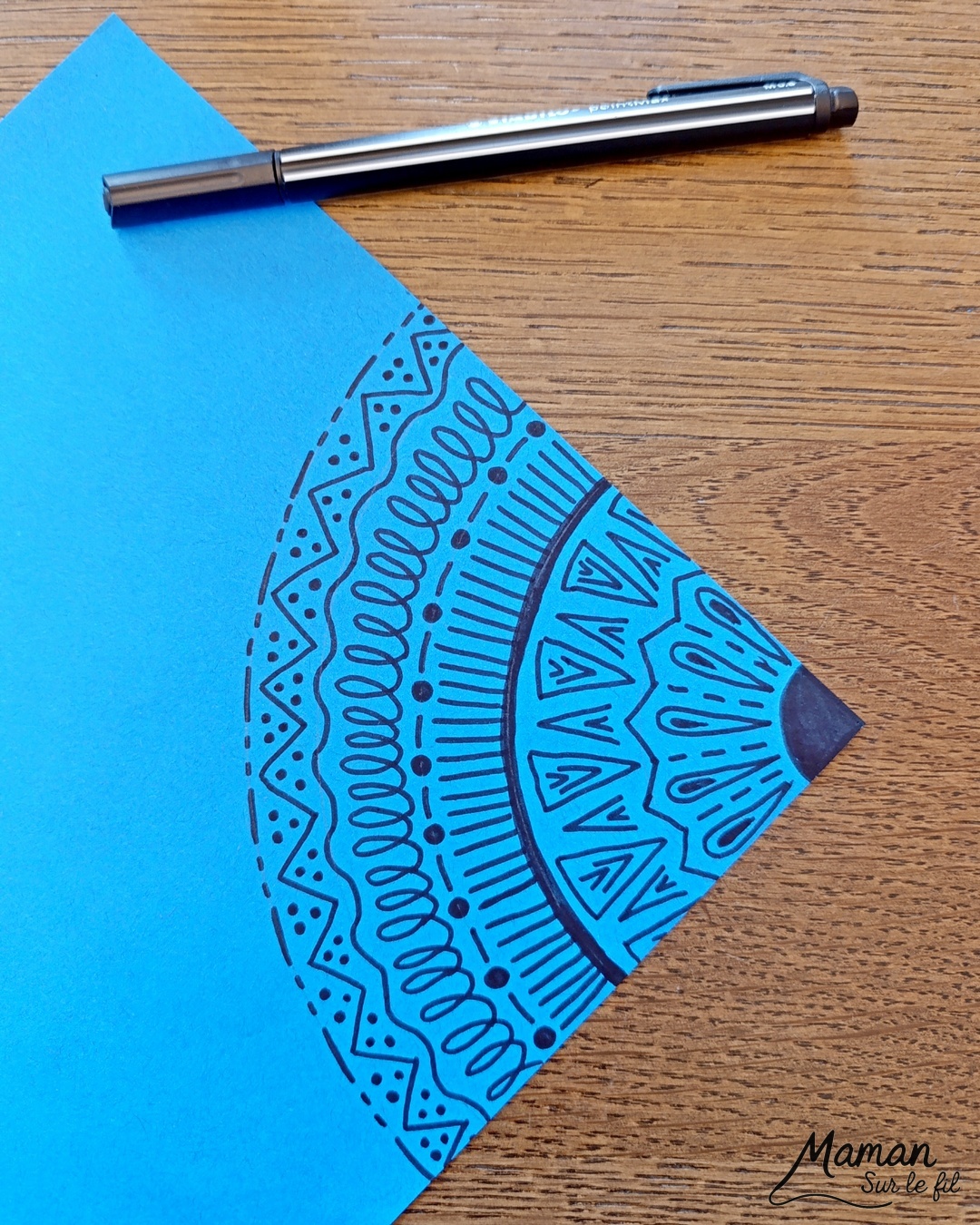 Créer des parapluies graphiques en volume : activité créative, papier et manuelle enfants - Dessin de cercles au compas - Graphismes et dessins noirs pour les décors du parapluie - Découpage et pliage pour l'accordéon - Collage et dessins pour donner l'impression que les parapluies sont posés sous la pluie - Traits obliques - Bricolage et décoration DIY et facile - Bricolage Fait maison, décoration - Thème Météo, Pluie, Nuage, Ciel, Automne - Bricolage sympa et facile - Arts visuels Maternelle et cycle 2 - Maternelle et élémentaire - Créativité - Cycle 1 ou 2 - tutoriel photos - mslf