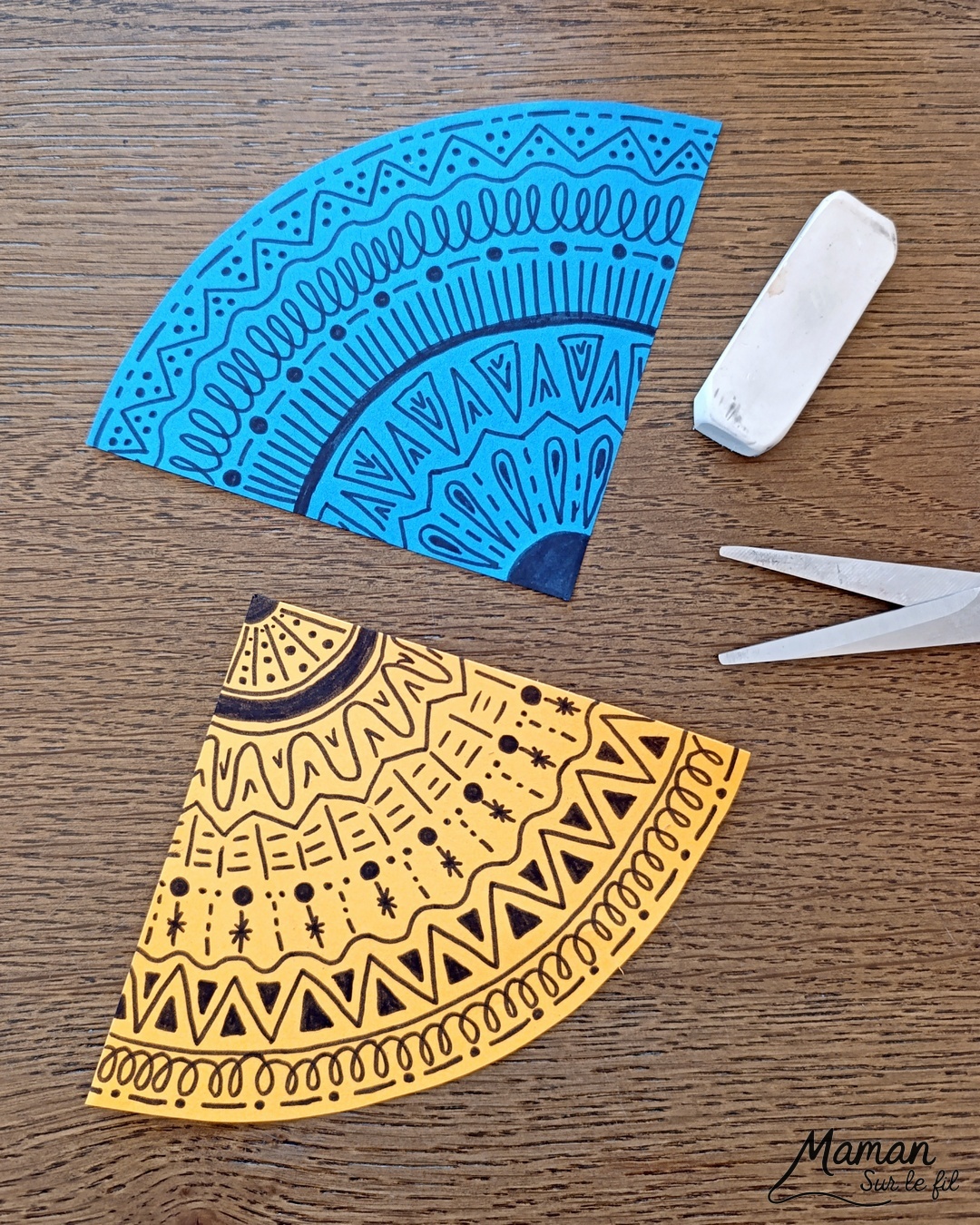 Créer des parapluies graphiques en volume : activité créative, papier et manuelle enfants - Dessin de cercles au compas - Graphismes et dessins noirs pour les décors du parapluie - Découpage et pliage pour l'accordéon - Collage et dessins pour donner l'impression que les parapluies sont posés sous la pluie - Traits obliques - Bricolage et décoration DIY et facile - Bricolage Fait maison, décoration - Thème Météo, Pluie, Nuage, Ciel, Automne - Bricolage sympa et facile - Arts visuels Maternelle et cycle 2 - Maternelle et élémentaire - Créativité - Cycle 1 ou 2 - tutoriel photos - mslf