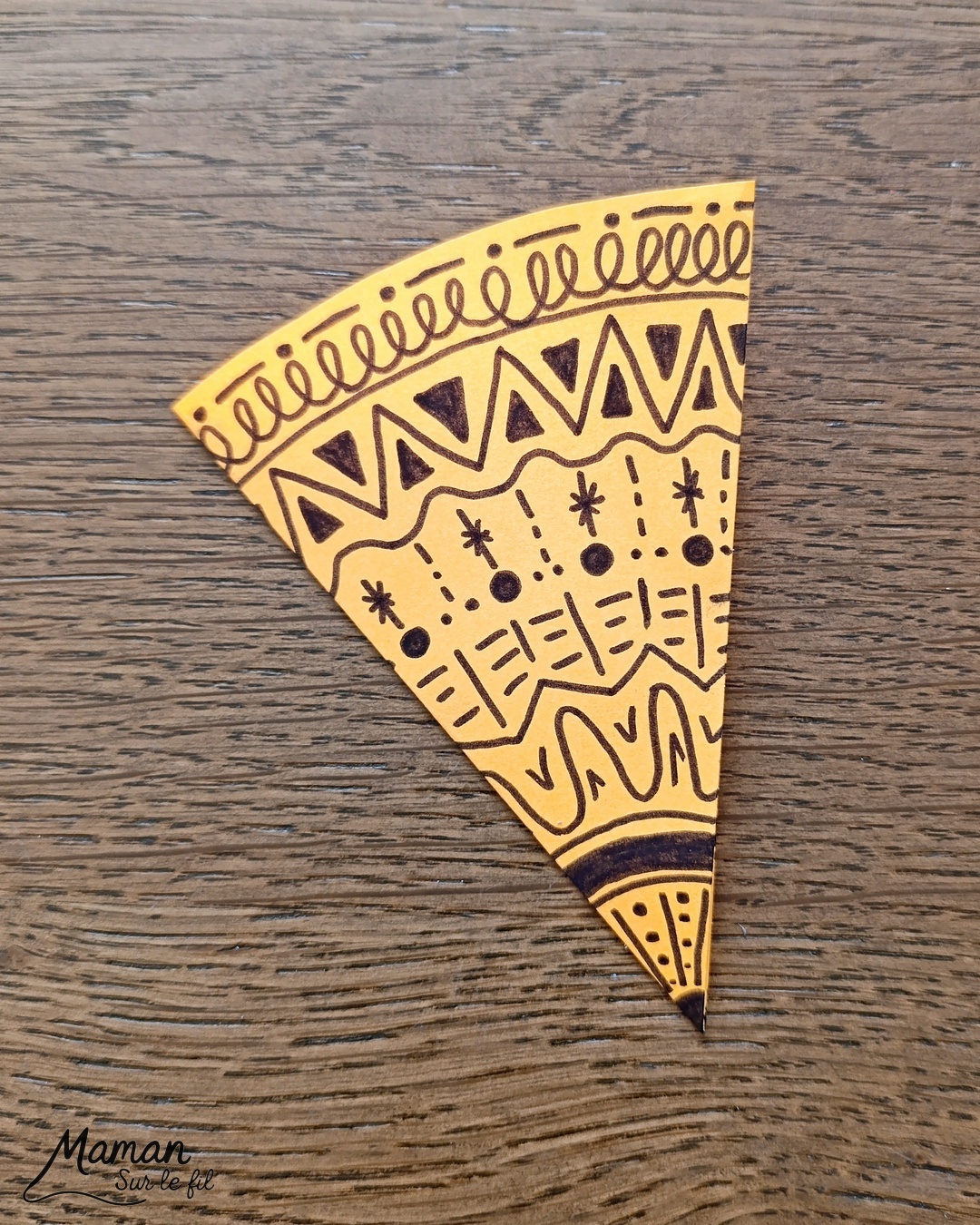 Créer des parapluies graphiques en volume : activité créative, papier et manuelle enfants - Dessin de cercles au compas - Graphismes et dessins noirs pour les décors du parapluie - Découpage et pliage pour l'accordéon - Collage et dessins pour donner l'impression que les parapluies sont posés sous la pluie - Traits obliques - Bricolage et décoration DIY et facile - Bricolage Fait maison, décoration - Thème Météo, Pluie, Nuage, Ciel, Automne - Bricolage sympa et facile - Arts visuels Maternelle et cycle 2 - Maternelle et élémentaire - Créativité - Cycle 1 ou 2 - tutoriel photos - mslf