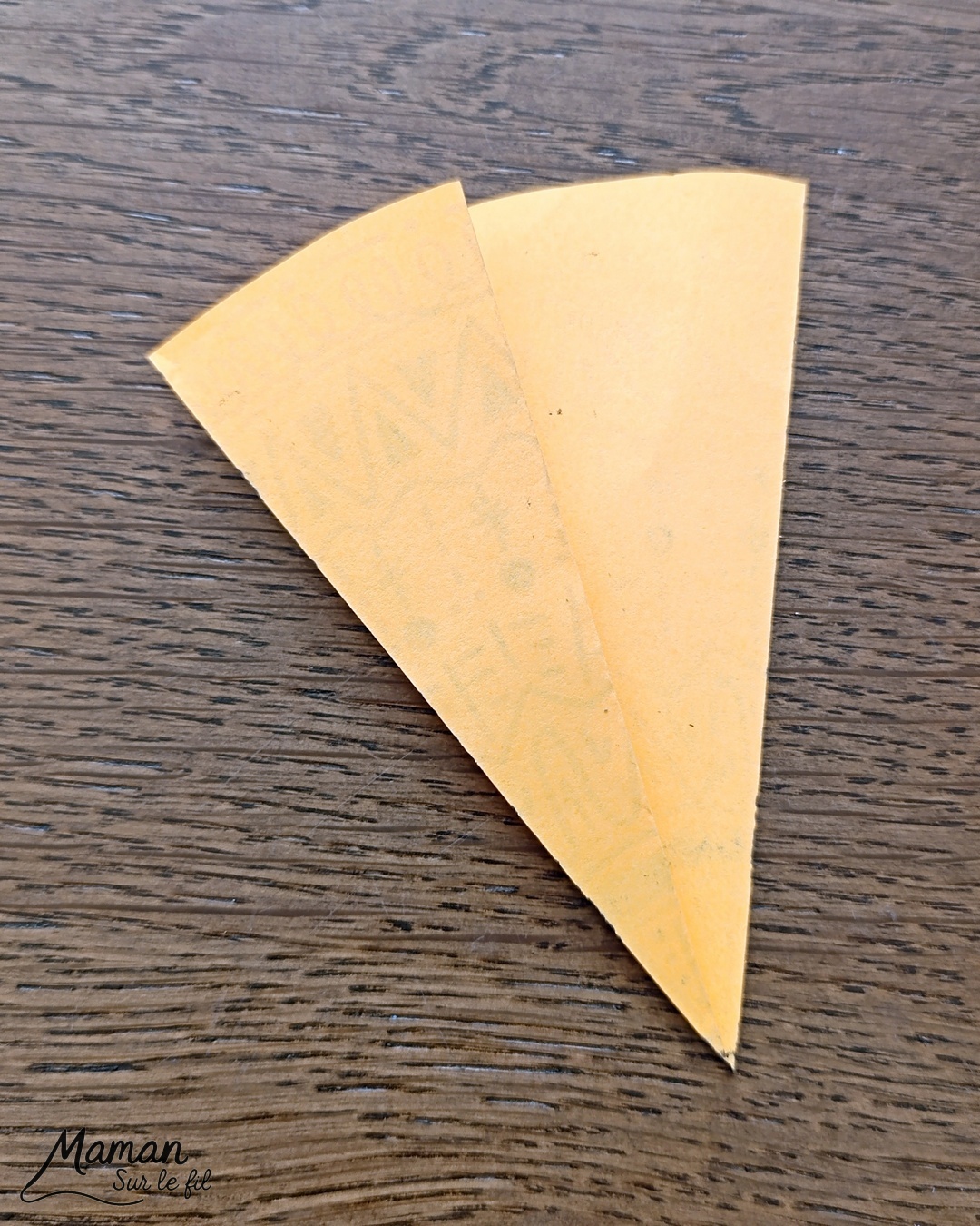 Créer des parapluies graphiques en volume : activité créative, papier et manuelle enfants - Dessin de cercles au compas - Graphismes et dessins noirs pour les décors du parapluie - Découpage et pliage pour l'accordéon - Collage et dessins pour donner l'impression que les parapluies sont posés sous la pluie - Traits obliques - Bricolage et décoration DIY et facile - Bricolage Fait maison, décoration - Thème Météo, Pluie, Nuage, Ciel, Automne - Bricolage sympa et facile - Arts visuels Maternelle et cycle 2 - Maternelle et élémentaire - Créativité - Cycle 1 ou 2 - tutoriel photos - mslf