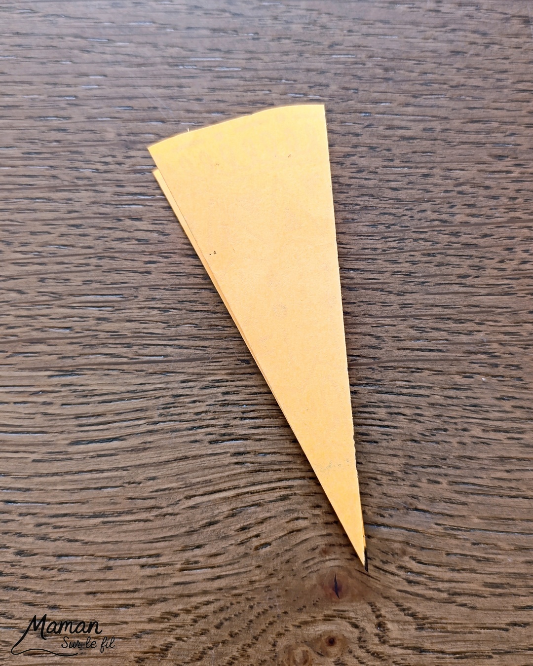 Créer des parapluies graphiques en volume : activité créative, papier et manuelle enfants - Dessin de cercles au compas - Graphismes et dessins noirs pour les décors du parapluie - Découpage et pliage pour l'accordéon - Collage et dessins pour donner l'impression que les parapluies sont posés sous la pluie - Traits obliques - Bricolage et décoration DIY et facile - Bricolage Fait maison, décoration - Thème Météo, Pluie, Nuage, Ciel, Automne - Bricolage sympa et facile - Arts visuels Maternelle et cycle 2 - Maternelle et élémentaire - Créativité - Cycle 1 ou 2 - tutoriel photos - mslf