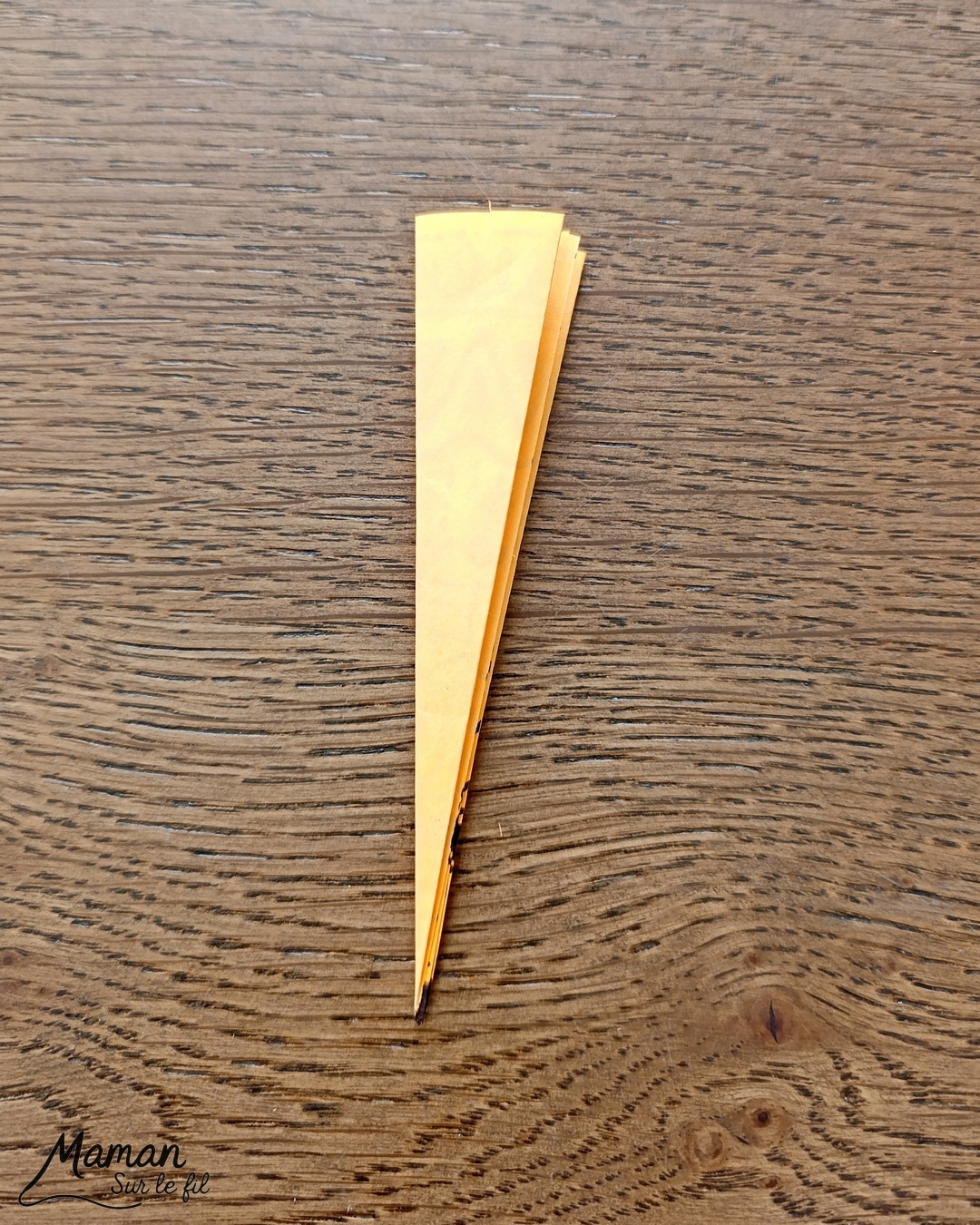 Créer des parapluies graphiques en volume : activité créative, papier et manuelle enfants - Dessin de cercles au compas - Graphismes et dessins noirs pour les décors du parapluie - Découpage et pliage pour l'accordéon - Collage et dessins pour donner l'impression que les parapluies sont posés sous la pluie - Traits obliques - Bricolage et décoration DIY et facile - Bricolage Fait maison, décoration - Thème Météo, Pluie, Nuage, Ciel, Automne - Bricolage sympa et facile - Arts visuels Maternelle et cycle 2 - Maternelle et élémentaire - Créativité - Cycle 1 ou 2 - tutoriel photos - mslf