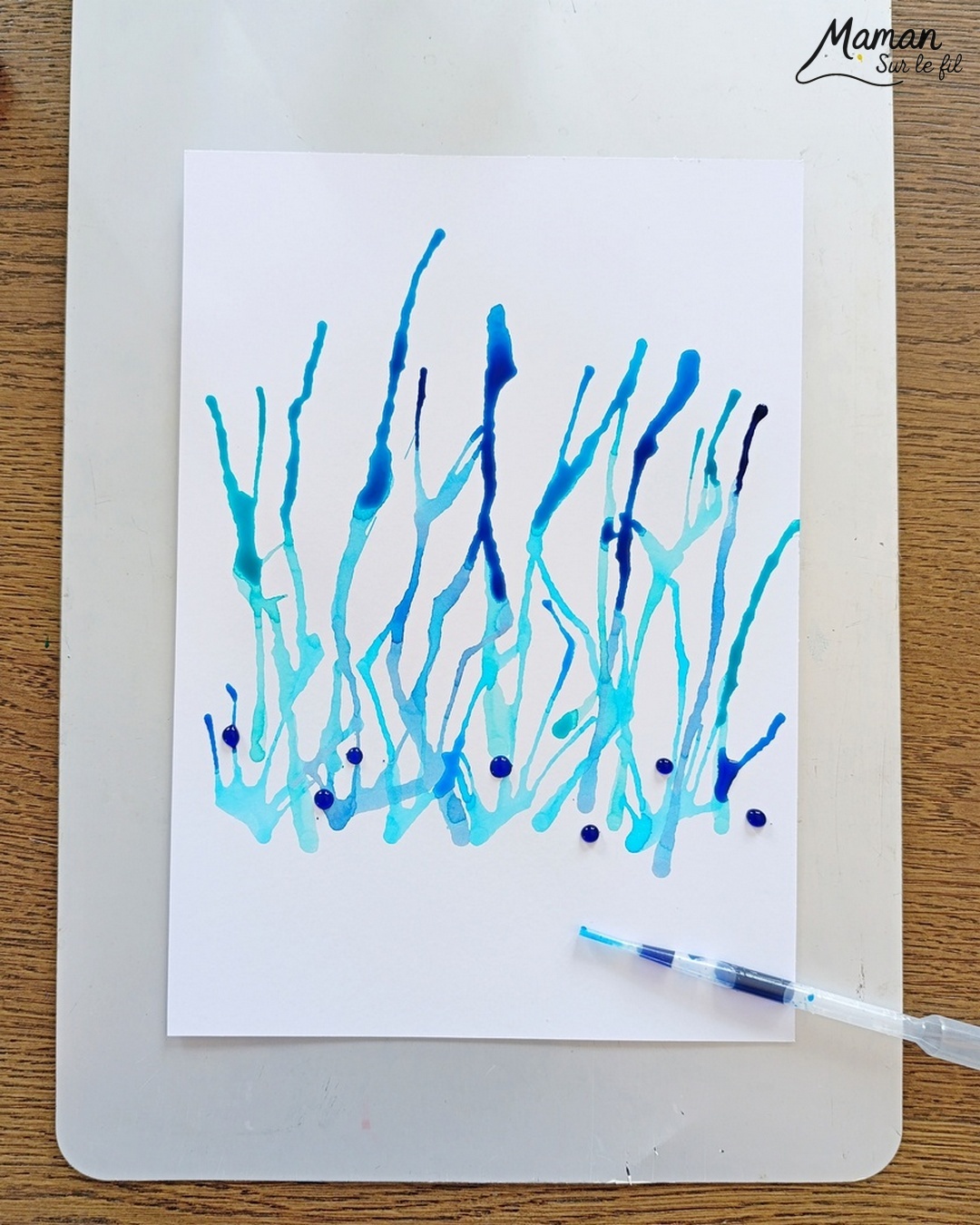 Créer un nuage mignon et sa pluie soufflée à la paille : activité créative, peinture et manuelle enfants - Pluie en encre soufflée à la paille - 3 nuances de bleu, gouttes posées à la pipette - Nuage Kawai en découpage et collage de papier - Perforatrice Ronds - Bricolage et décoration DIY et facile - Bricolage Fait maison, décoration - Thème Météo, Pluie, Nuage, Ciel, Automne - Bricolage sympa et facile - Arts visuels Maternelle et cycle 2 - Maternelle et élémentaire - Créativité - Cycle 1 ou 2 - tutoriel photos et vidéo - mslf