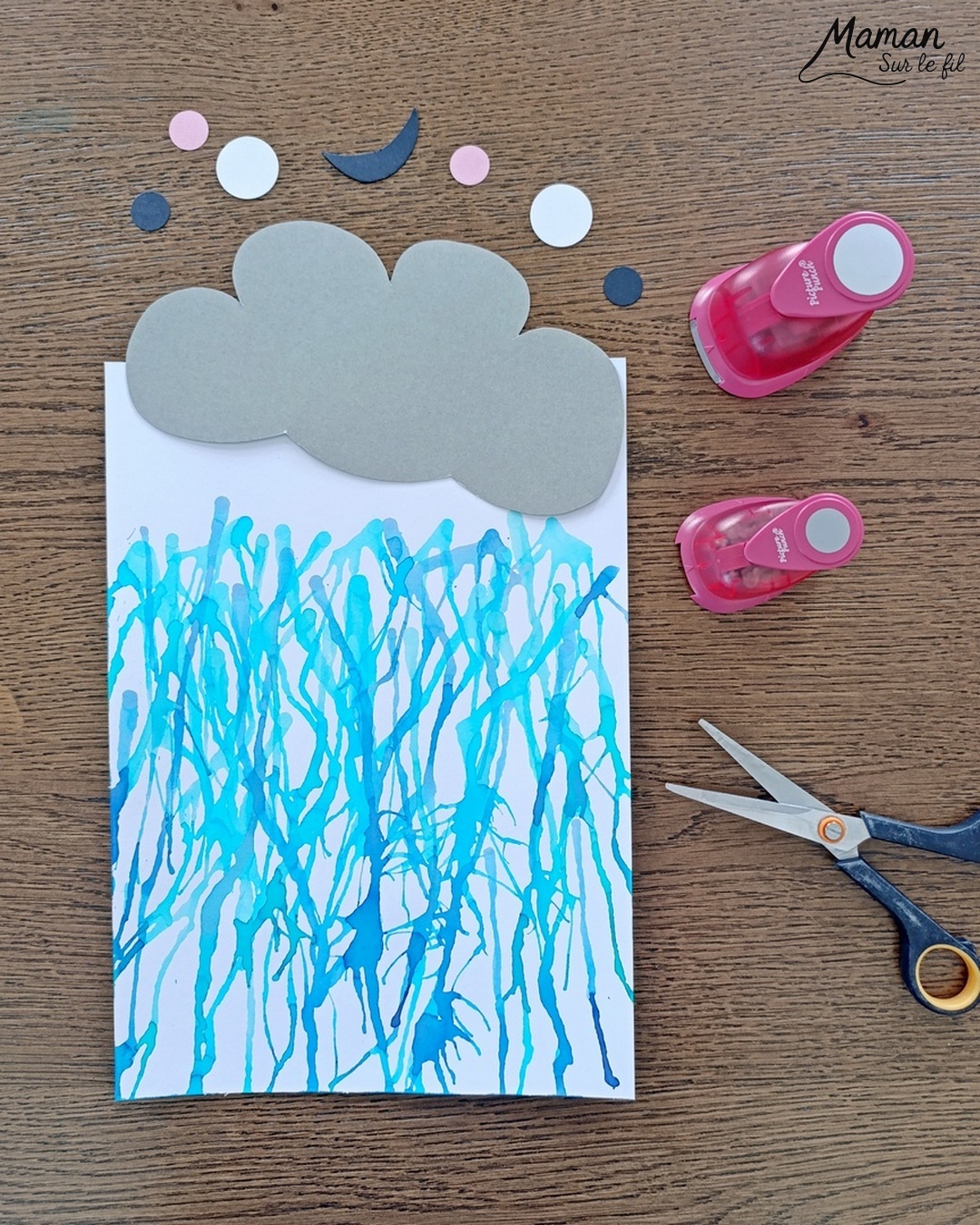 Créer un nuage mignon et sa pluie soufflée à la paille : activité créative, peinture et manuelle enfants - Pluie en encre soufflée à la paille - 3 nuances de bleu, gouttes posées à la pipette - Nuage Kawai en découpage et collage de papier - Perforatrice Ronds - Bricolage et décoration DIY et facile - Bricolage Fait maison, décoration - Thème Météo, Pluie, Nuage, Ciel, Automne - Bricolage sympa et facile - Arts visuels Maternelle et cycle 2 - Maternelle et élémentaire - Créativité - Cycle 1 ou 2 - tutoriel photos et vidéo - mslf