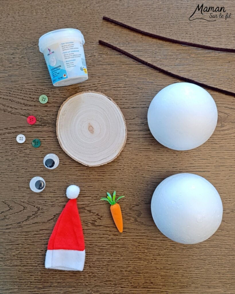 Fabriquer un bonhomme de neige avec des boules de polystyrène : activité créative et manuelle enfants - Le tutoriel et le matériel créatif vient de chez 10 Doigts - Pâte Effet neige, rondin de bois, collage - Bras branches en fils chenille - Gros yeux pour visage rigolo - Bonnet de Noël - Bricolage et décoration DIY - Bricolage Fait maison, décoration - Kit tout compris - Thème Hiver, froid, neige, Noël - Bricolage sympa et facile - Arts visuels Maternelle et cycle 2 - Maternelle et élémentaire - Créativité - Cycle 1 ou 2 - tutoriel photos - mslf